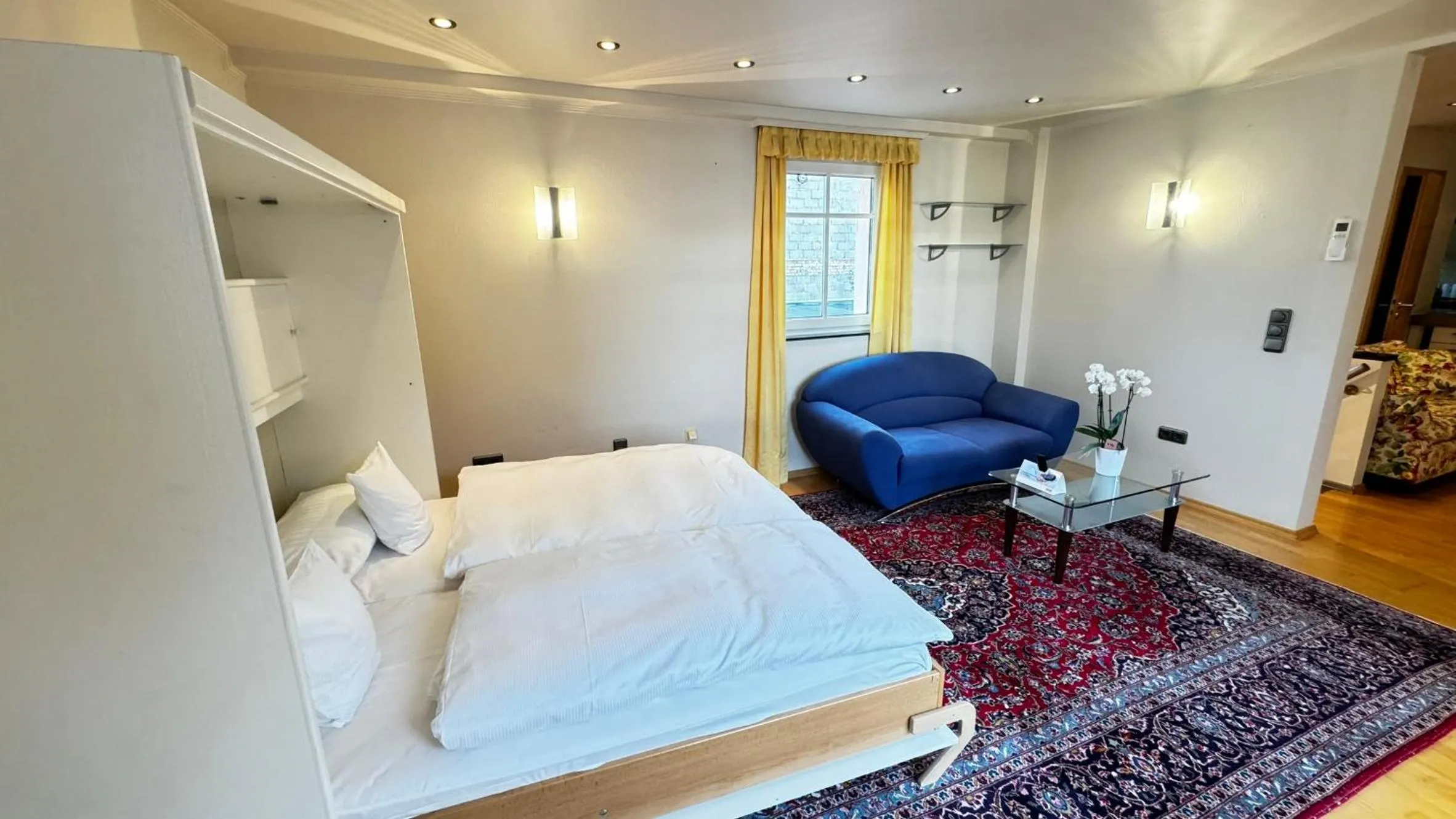 Living room, Bed in Rhein-Hotel Nierstein