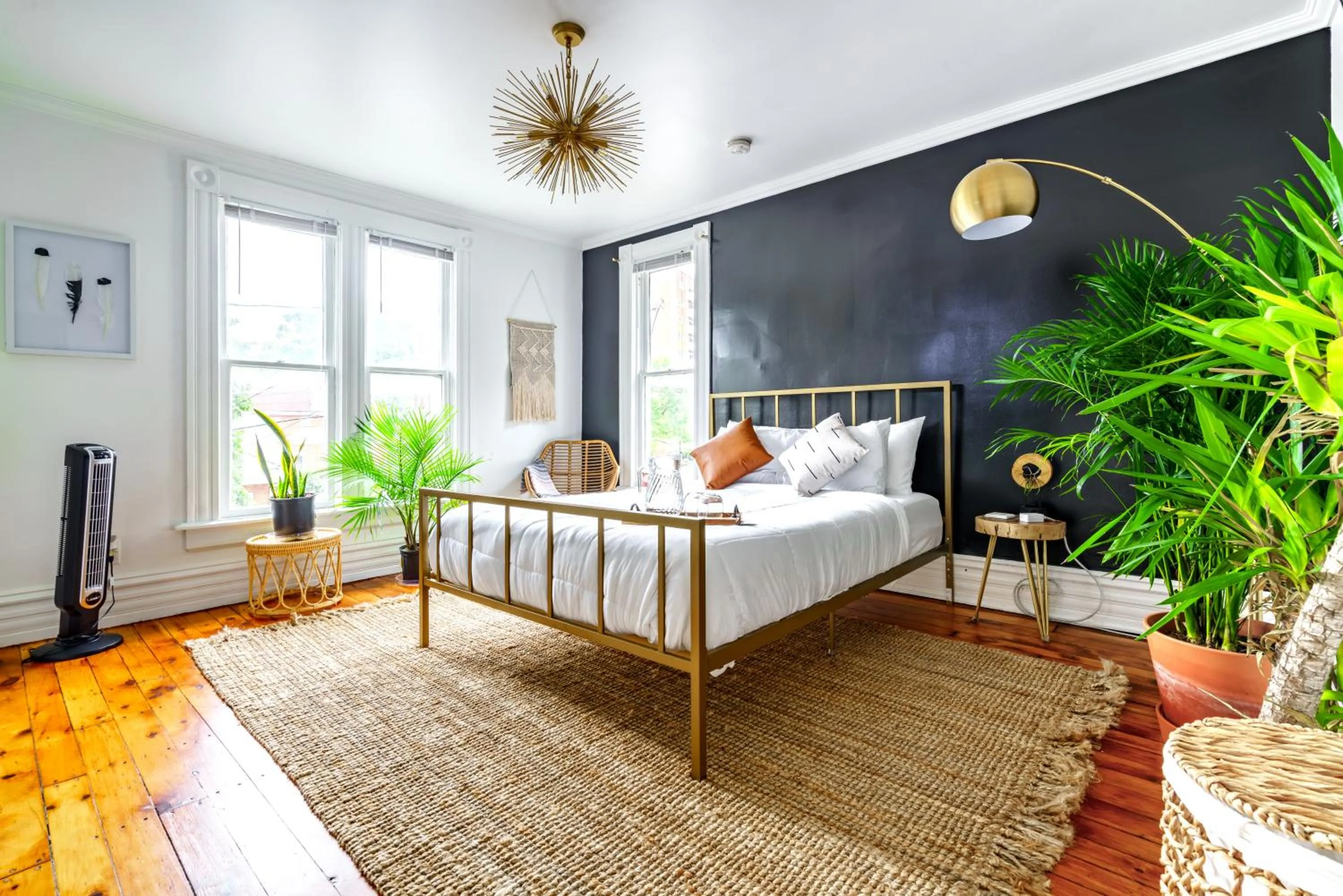 Bed in Jungle House Luxury Stays - Columbus Downtown Short North