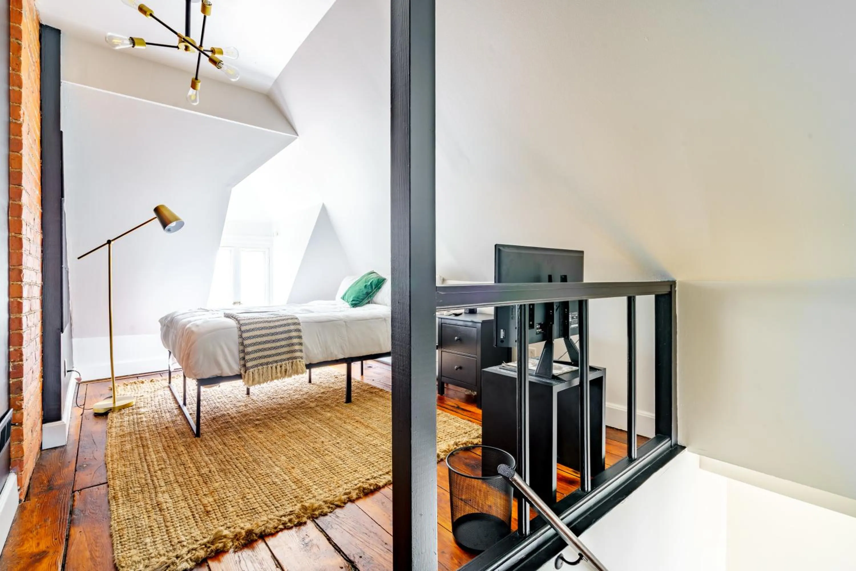 Bed in Jungle House Luxury Stays - Columbus Downtown Short North