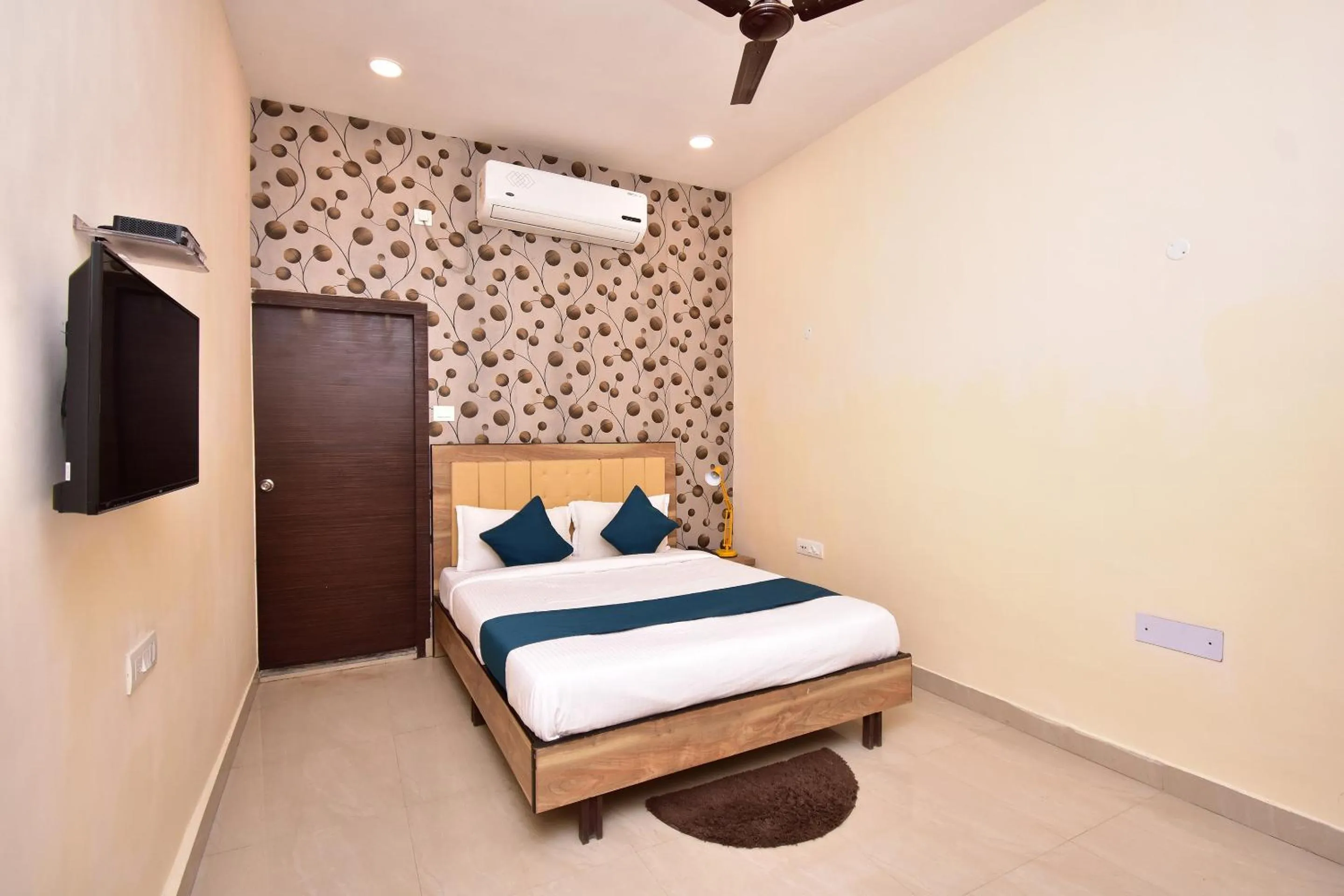 Bedroom, Bed in Hotel O Stay hub park street