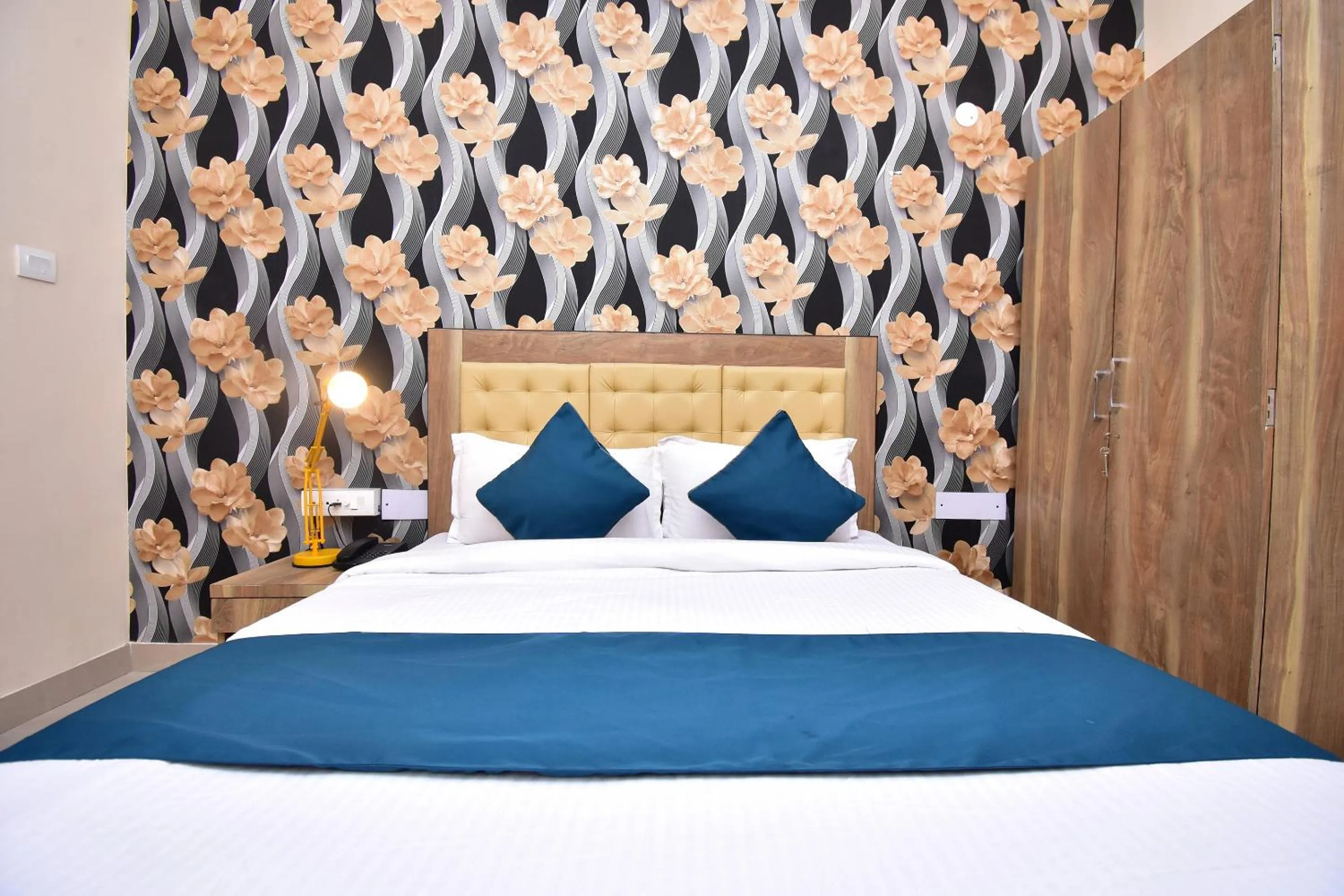 Bedroom, Bed in Hotel O Stay hub park street