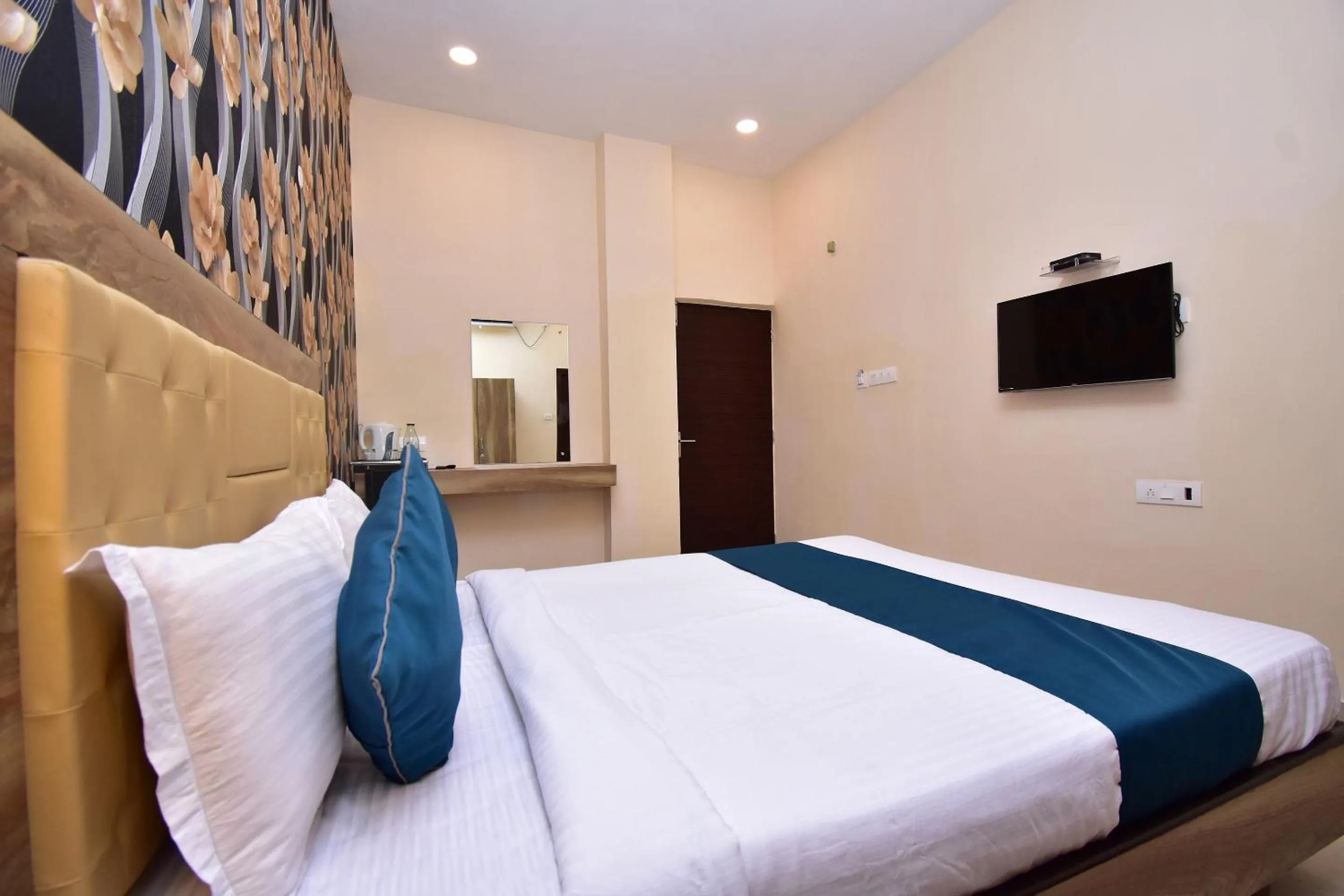 Bedroom, Bed in Hotel O Stay hub park street