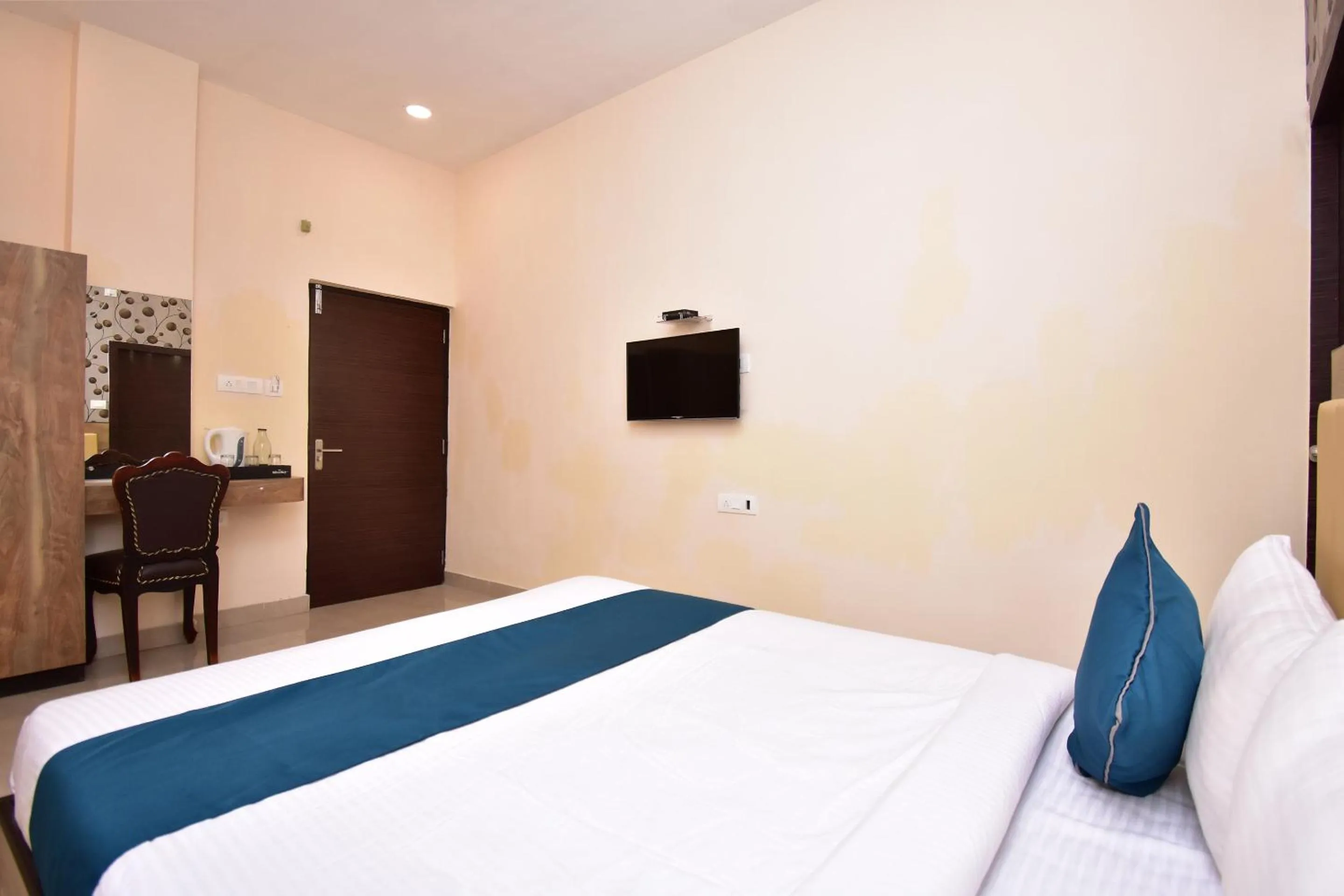 Bedroom, Bed in Hotel O Stay hub park street