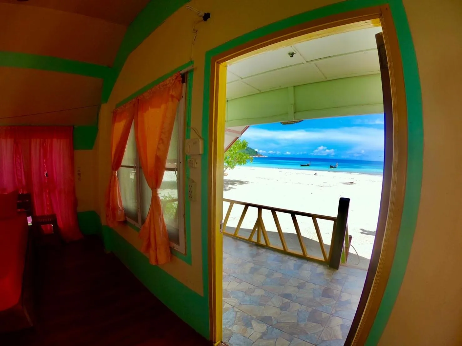 DAYA Beach, Lipe local