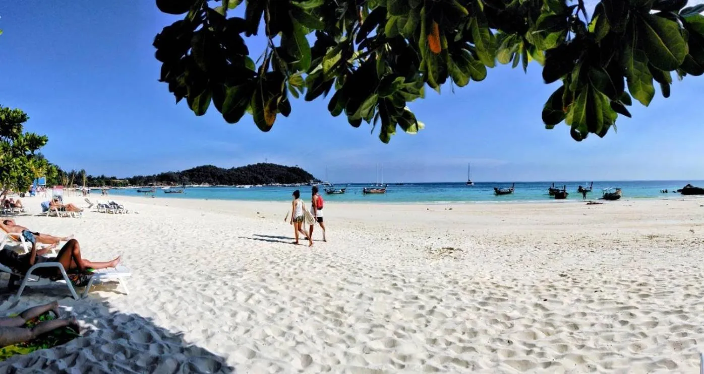 DAYA Beach, Lipe local