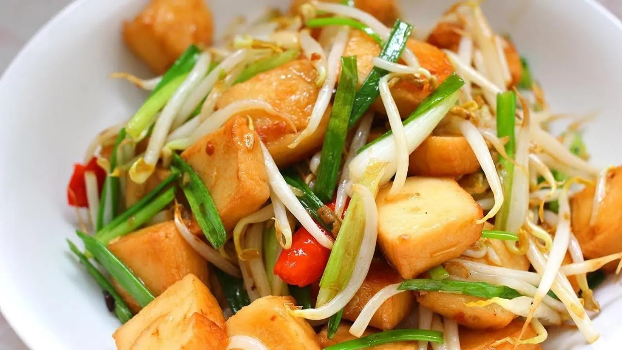 DAYA Beach, Lipe local