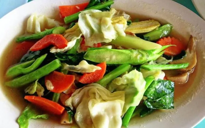 DAYA Beach, Lipe local