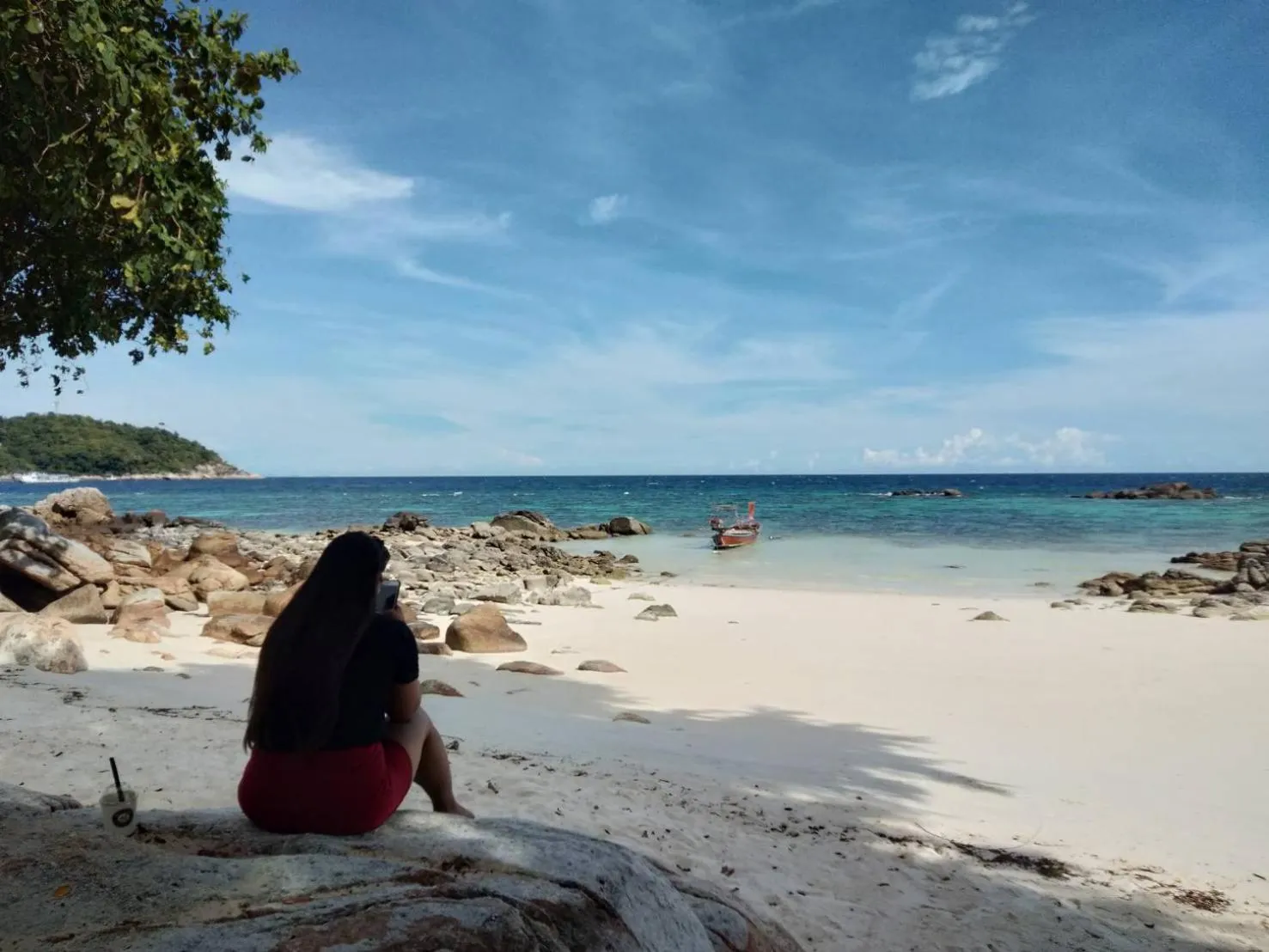 DAYA Beach, Lipe local
