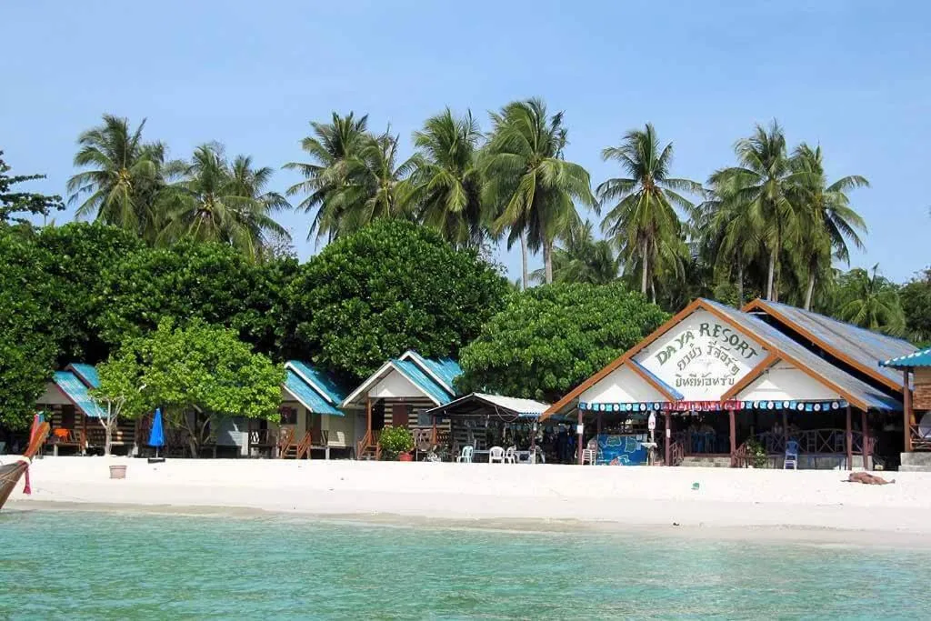 DAYA Beach, Lipe local