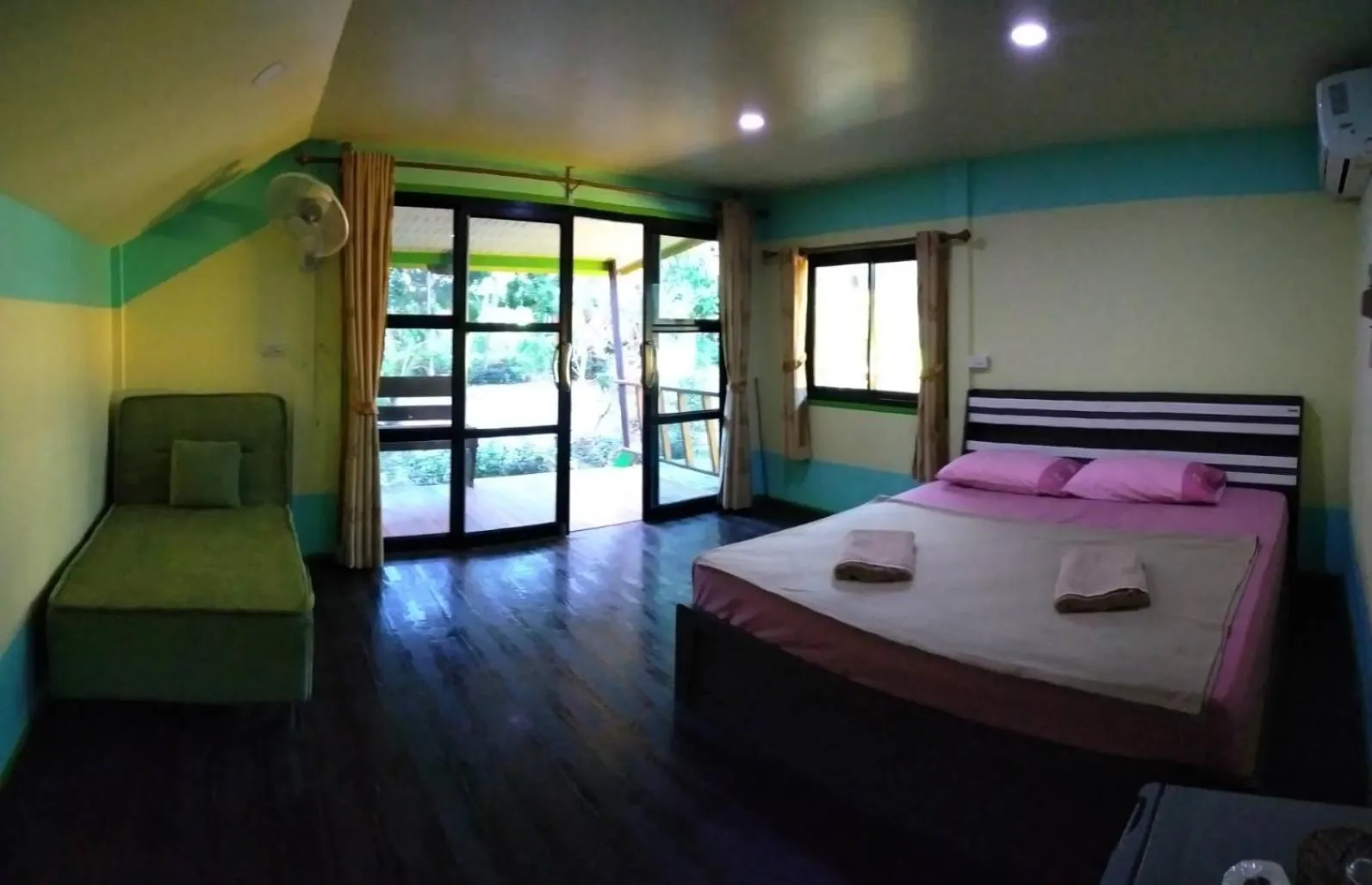 Bed in DAYA Beach, Lipe local