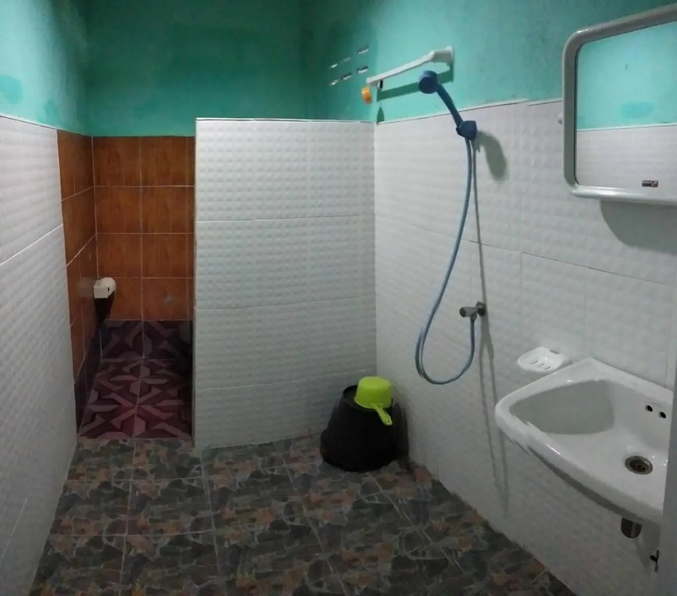 DAYA Beach, Lipe local