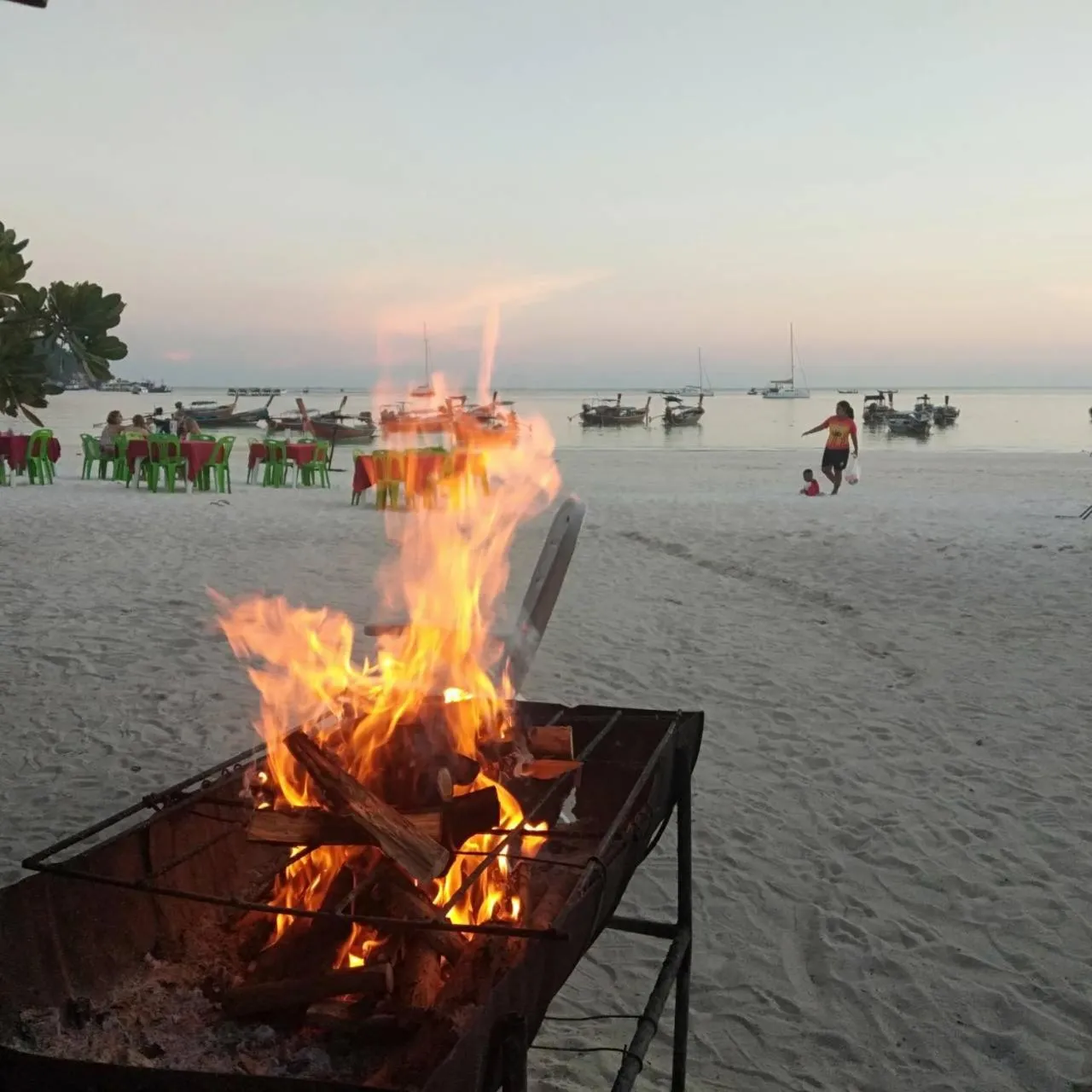 DAYA Beach, Lipe local