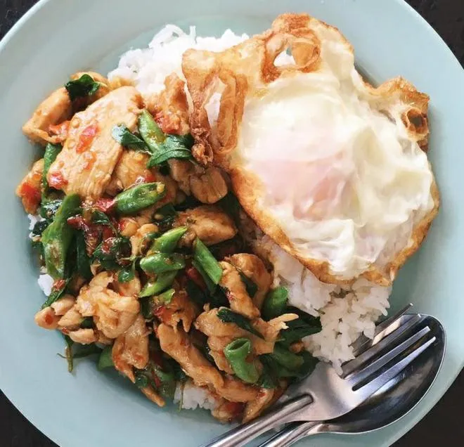 DAYA Beach, Lipe local