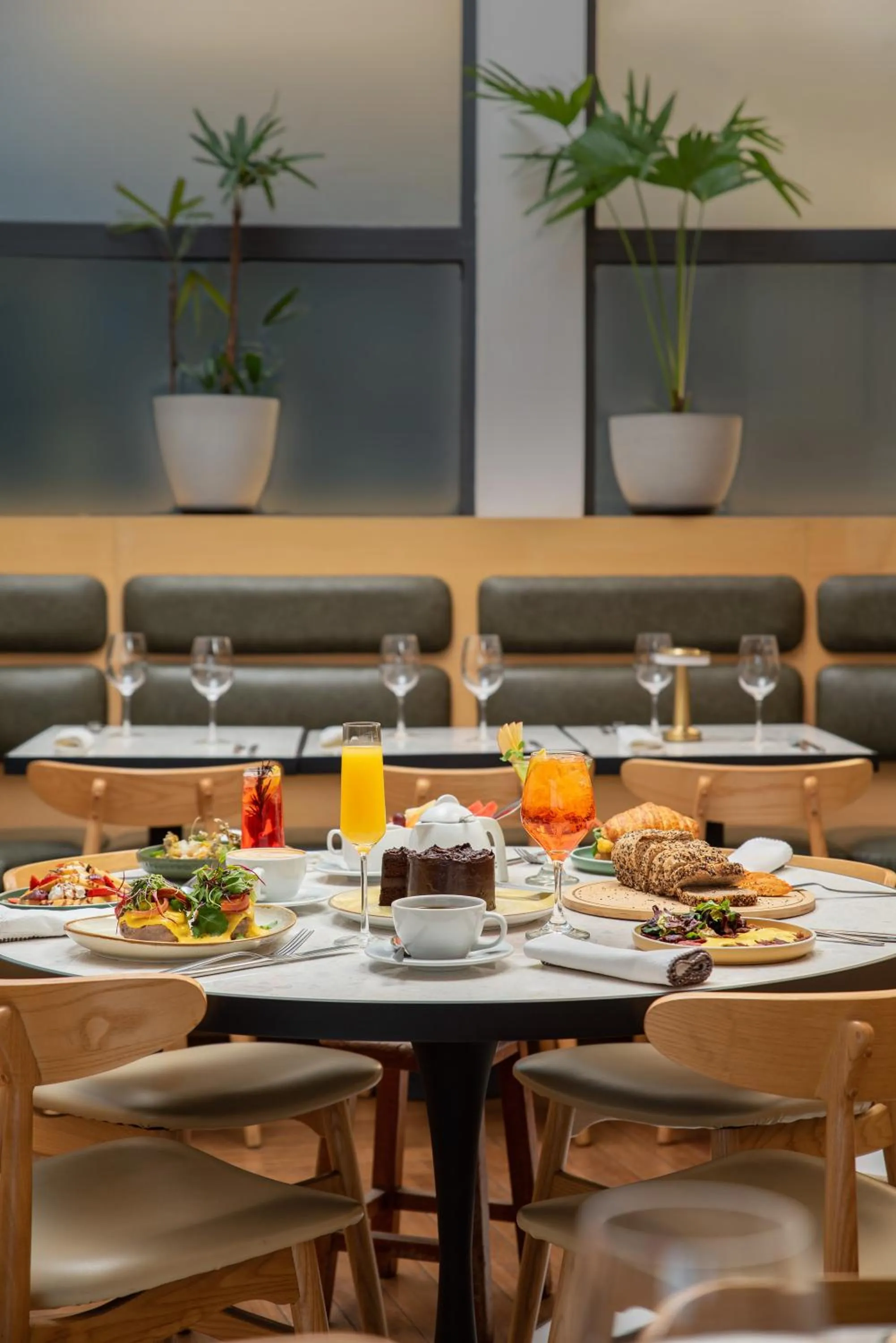 Food and drinks in Met Hotel