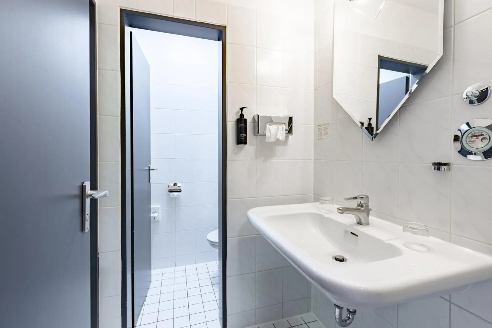 Bathroom in Garner Hotel Cologne Porz - Airport by IHG