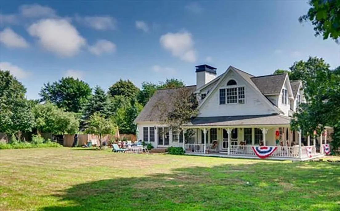 Property building in West Tisbury Inn