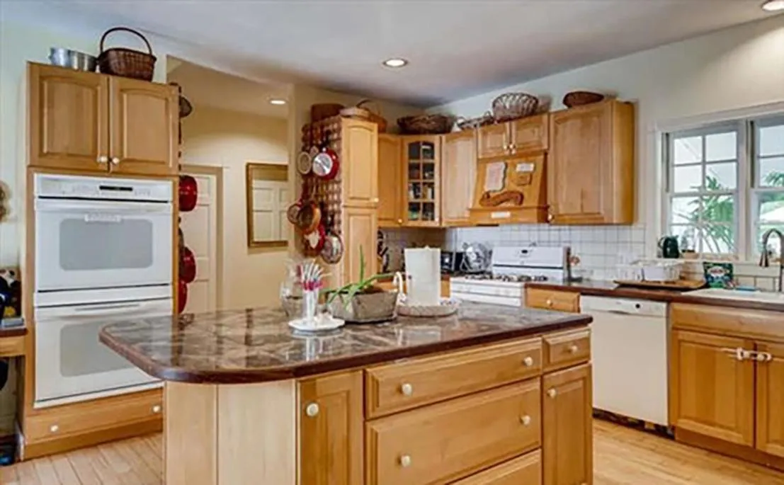 Property building in West Tisbury Inn