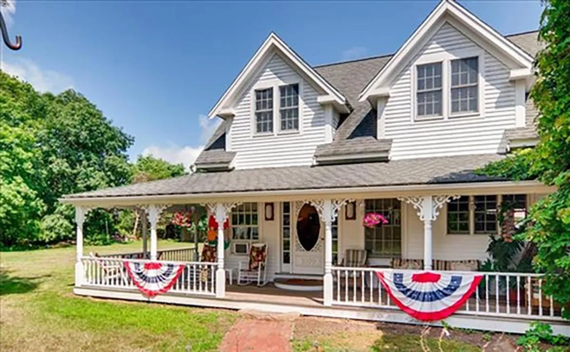 Property building in West Tisbury Inn