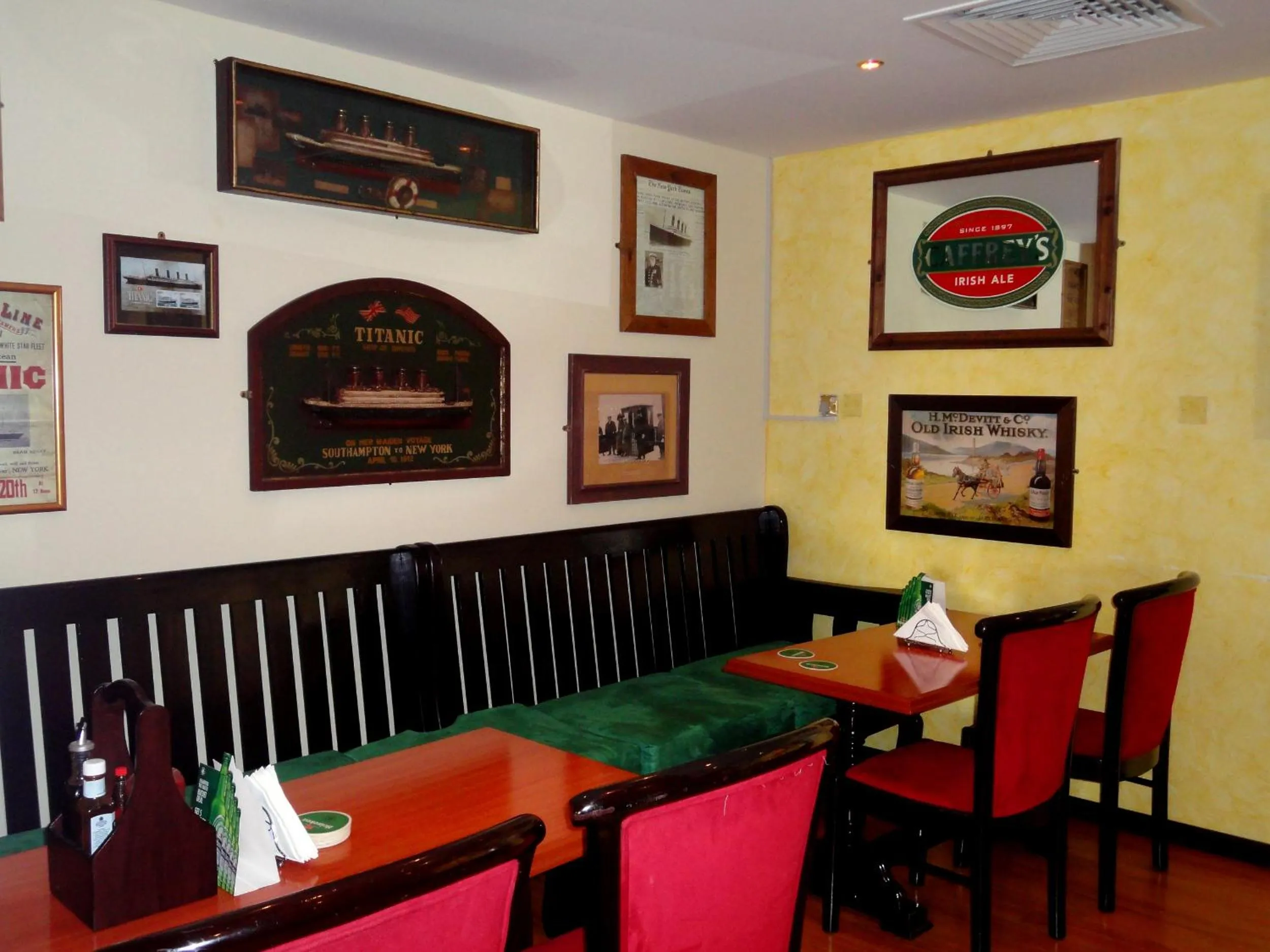 Lounge or bar, Restaurant/Places to Eat in Beach Bay Hotel Muscat