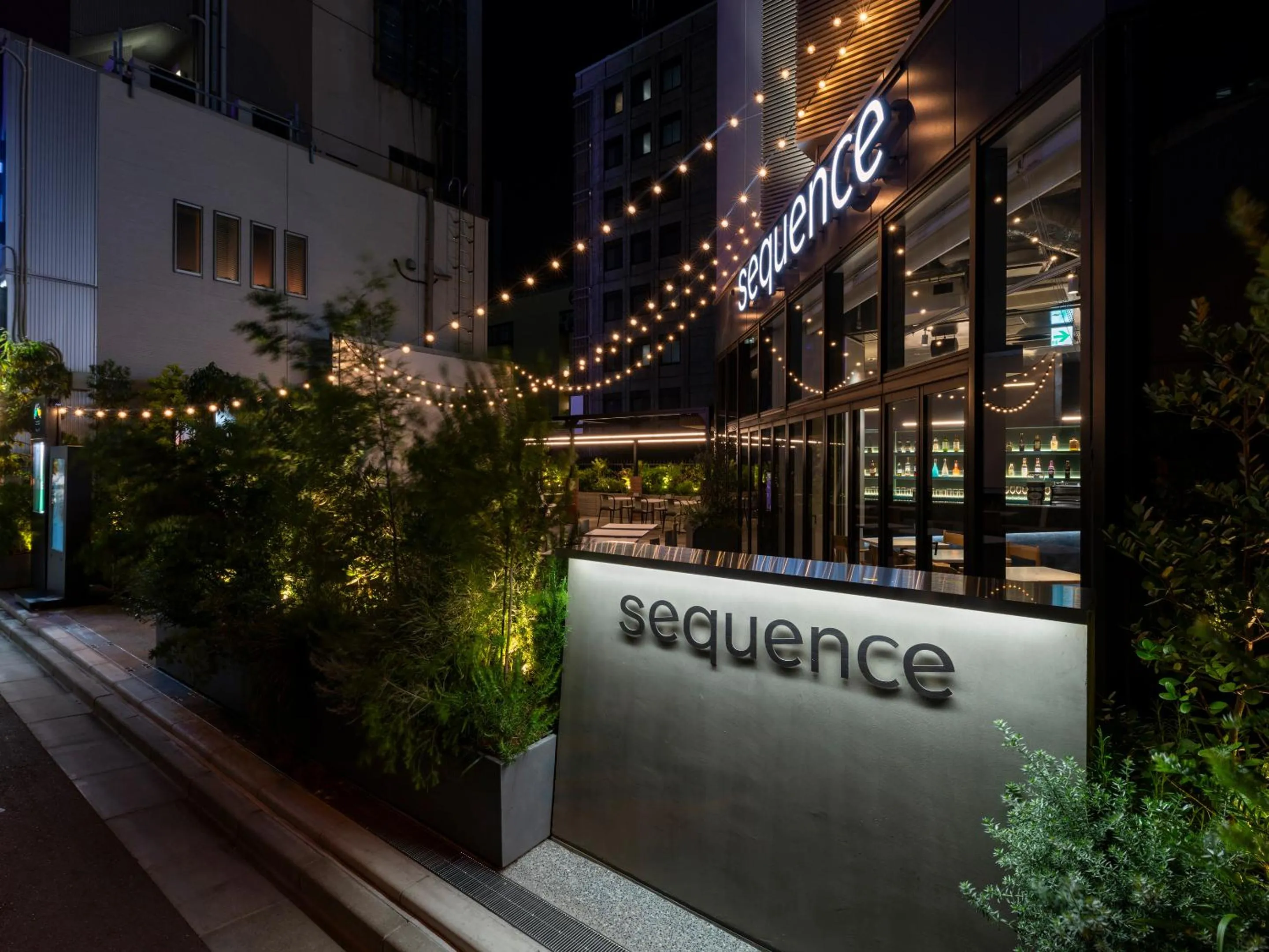 Facade/entrance in sequence SUIDOBASHI - Tokyo