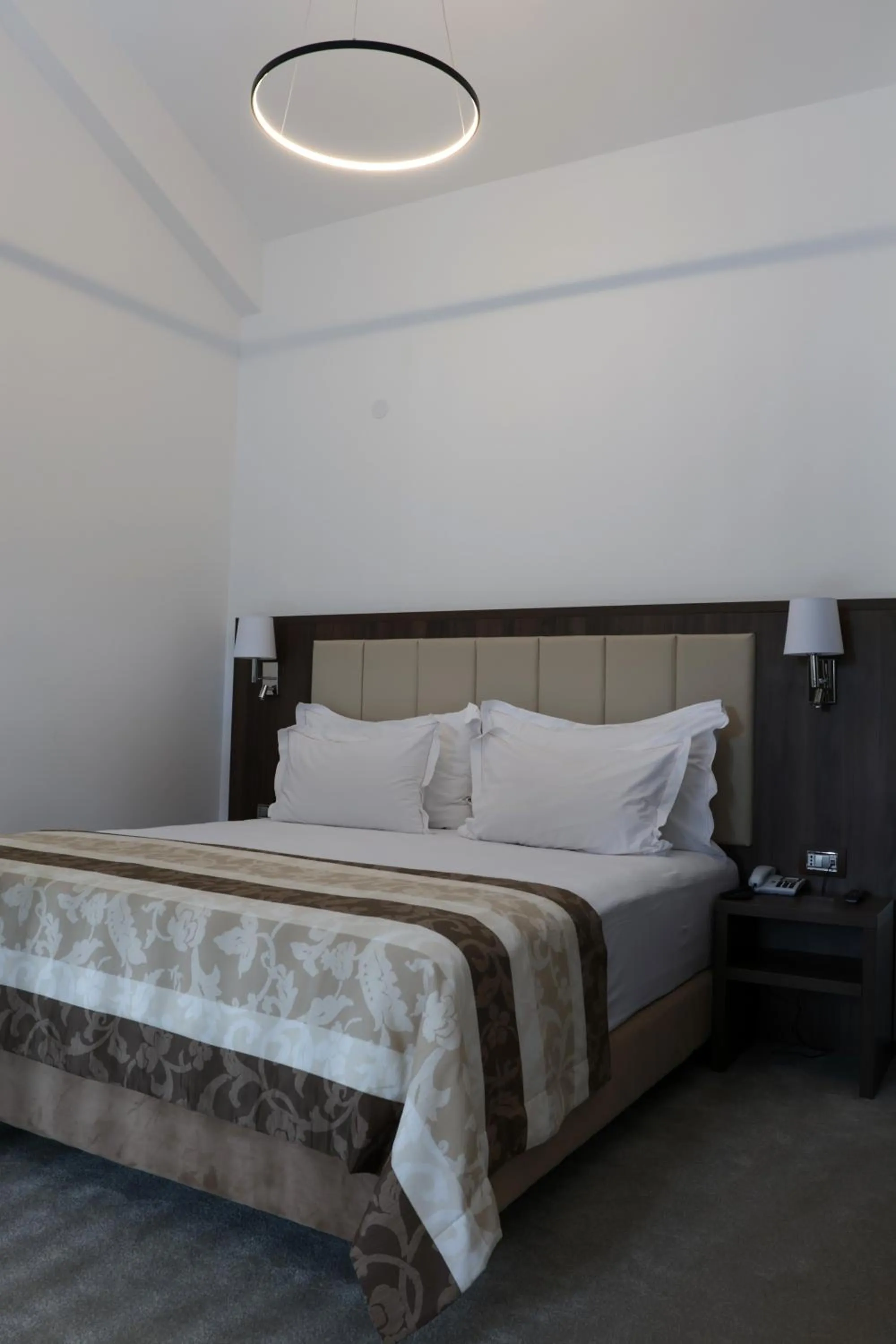 Bed in Hotel McPietroasa