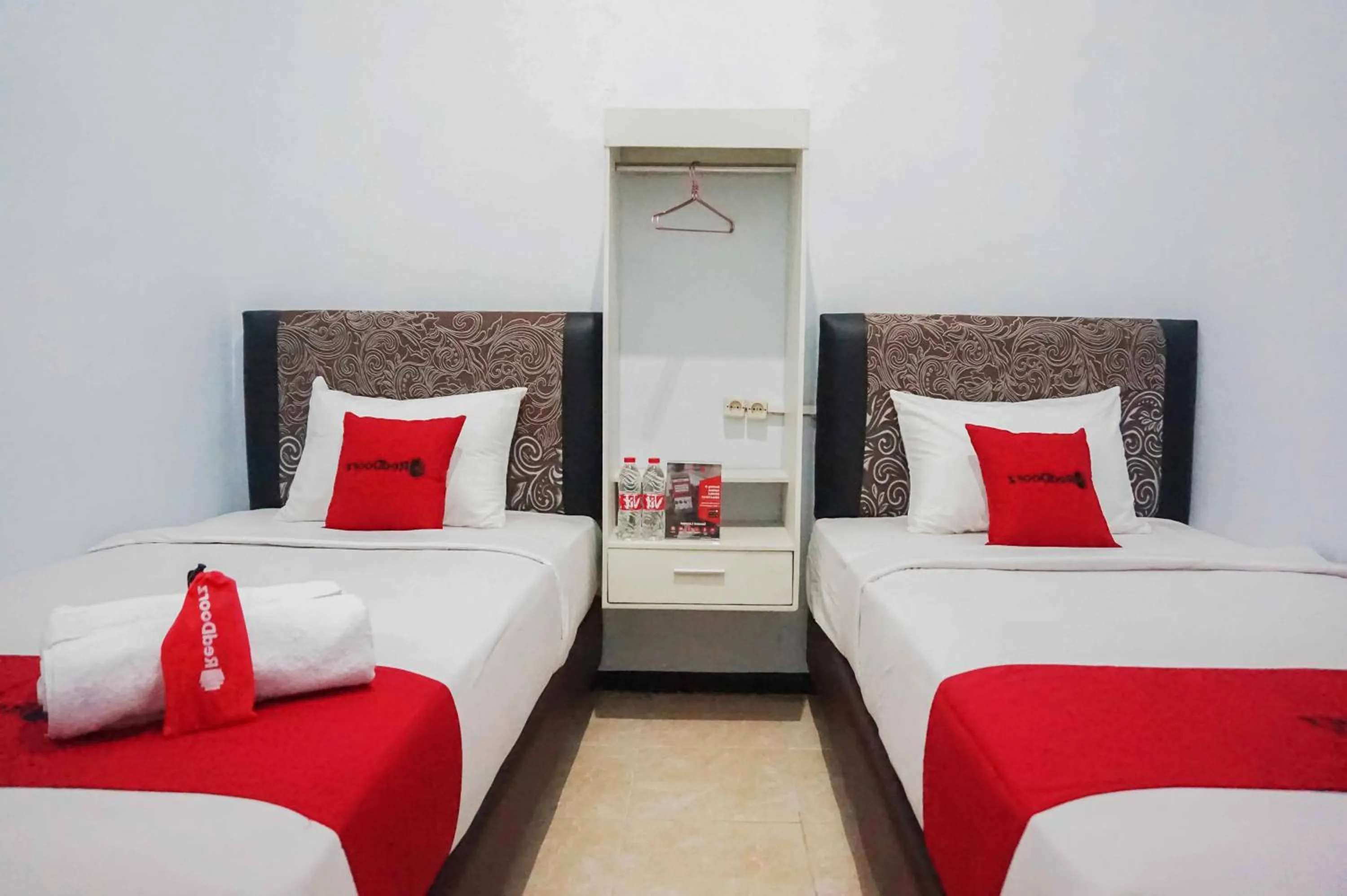 Bed in RedDoorz near Velodrome Malang 2