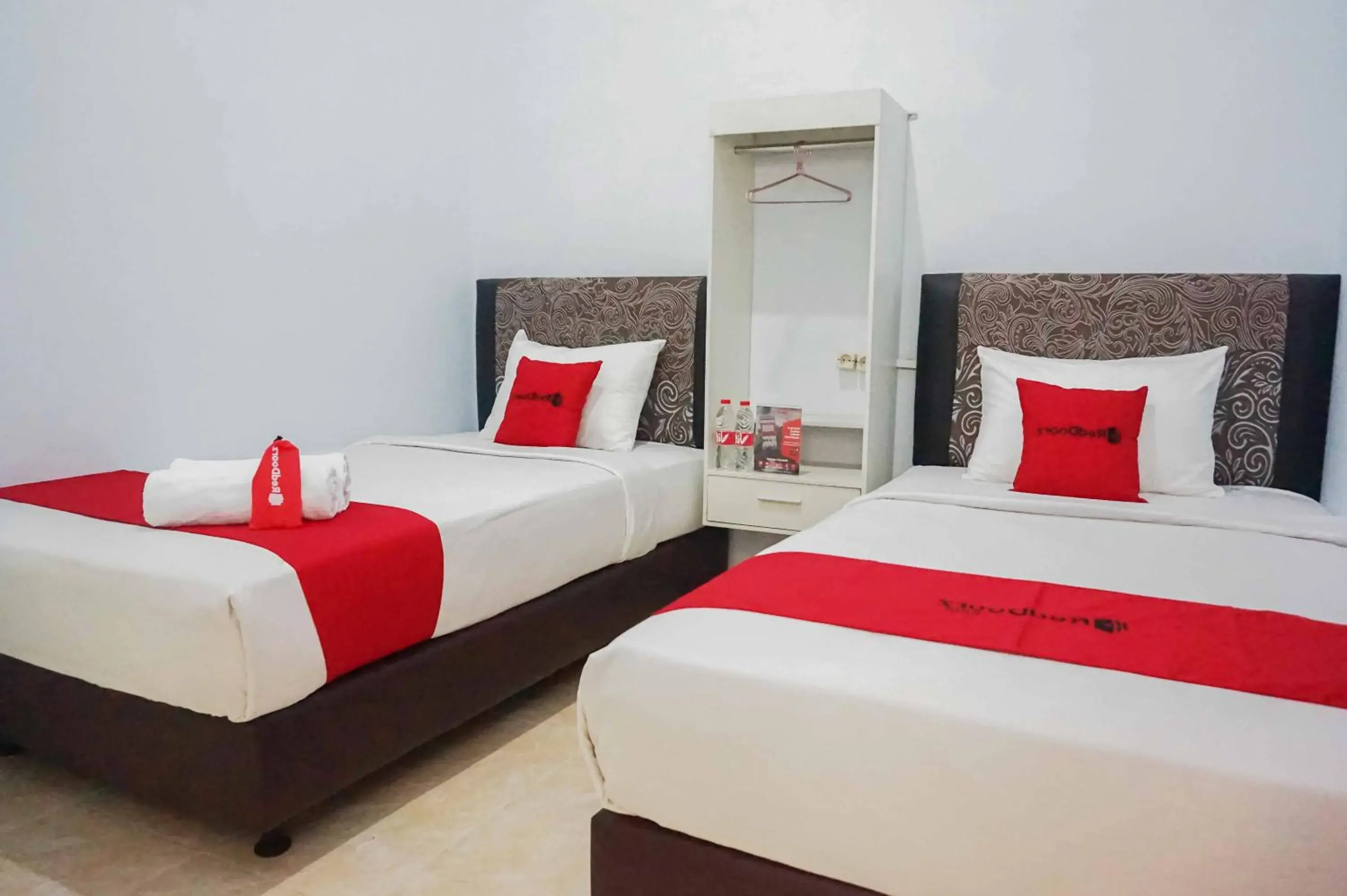 Twin Room in RedDoorz near Velodrome Malang 2 Twin Room in RedDoorz near Velodrome Malang 2