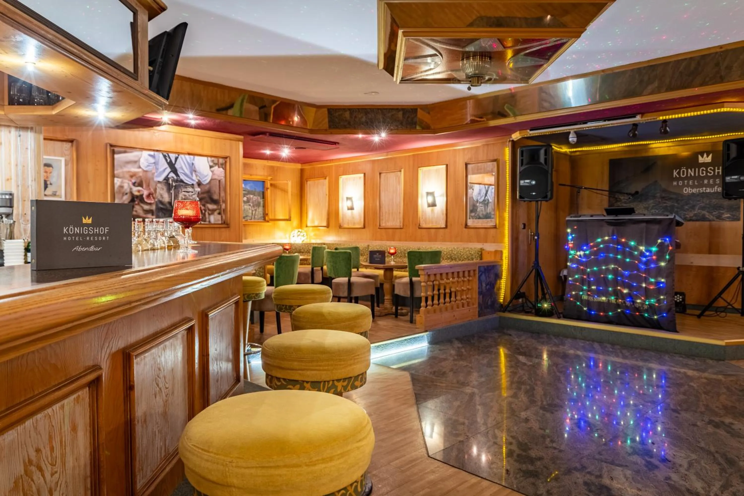 Lounge or bar in Königshof Hotel Resort