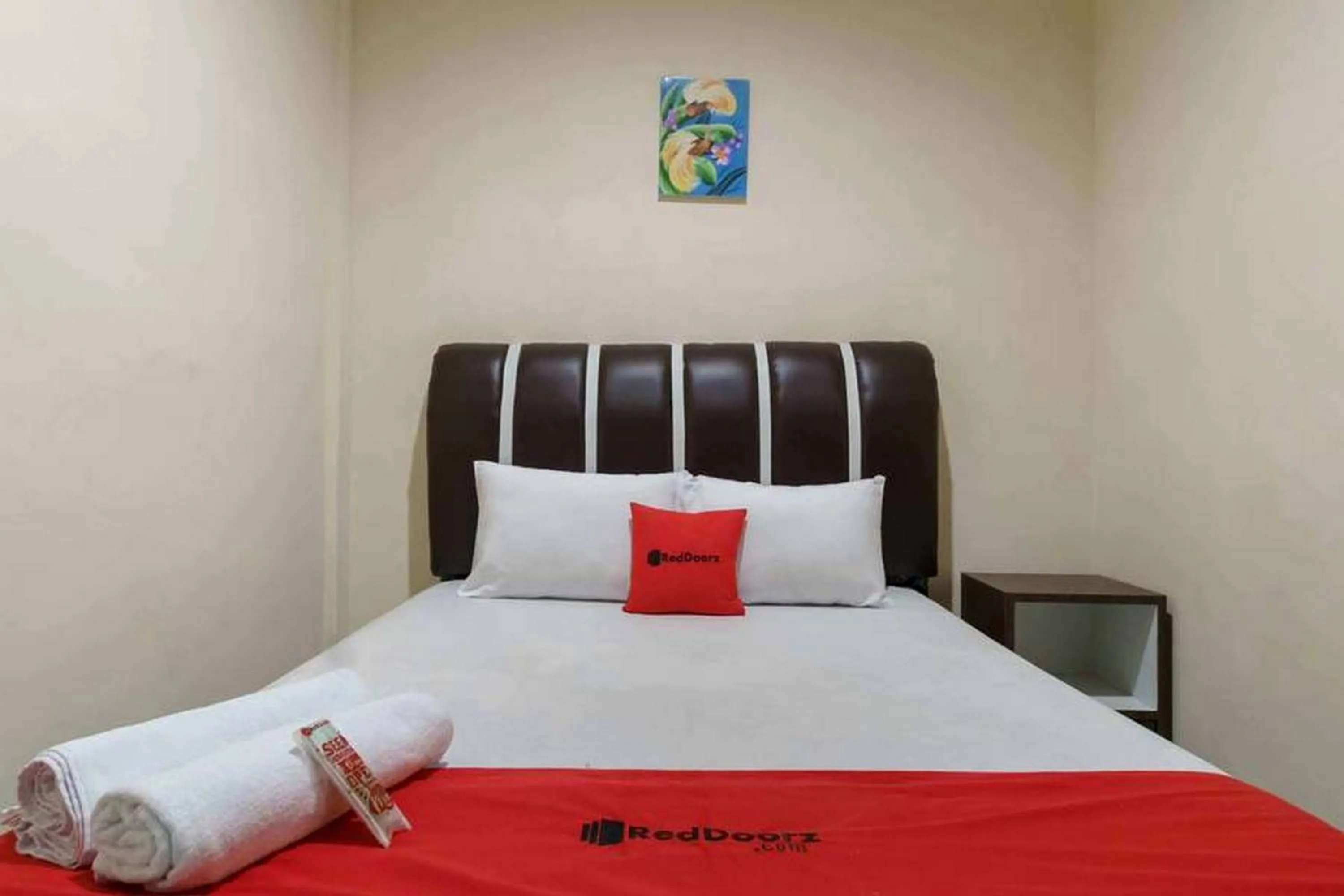 Bedroom, Bed in RedDoorz near RS Adam Malik Medan 2