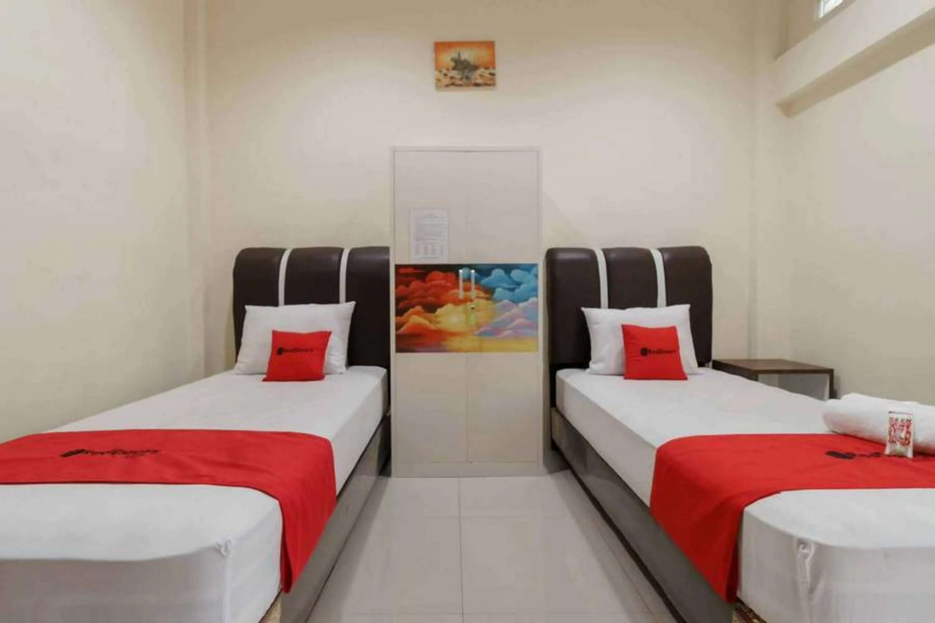 Bedroom, Bed in RedDoorz near RS Adam Malik Medan 2