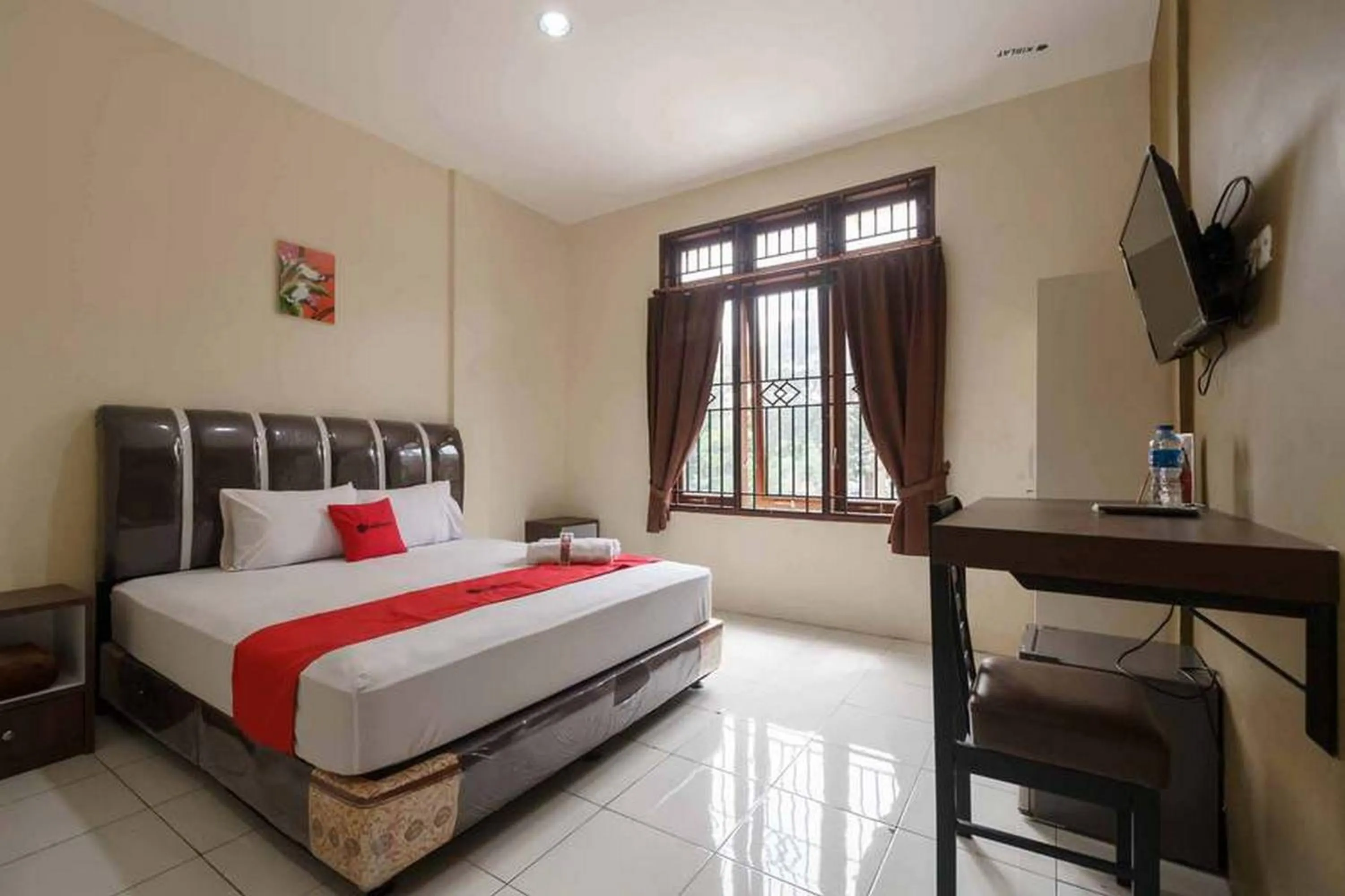 Bedroom, Bed in RedDoorz near RS Adam Malik Medan 2