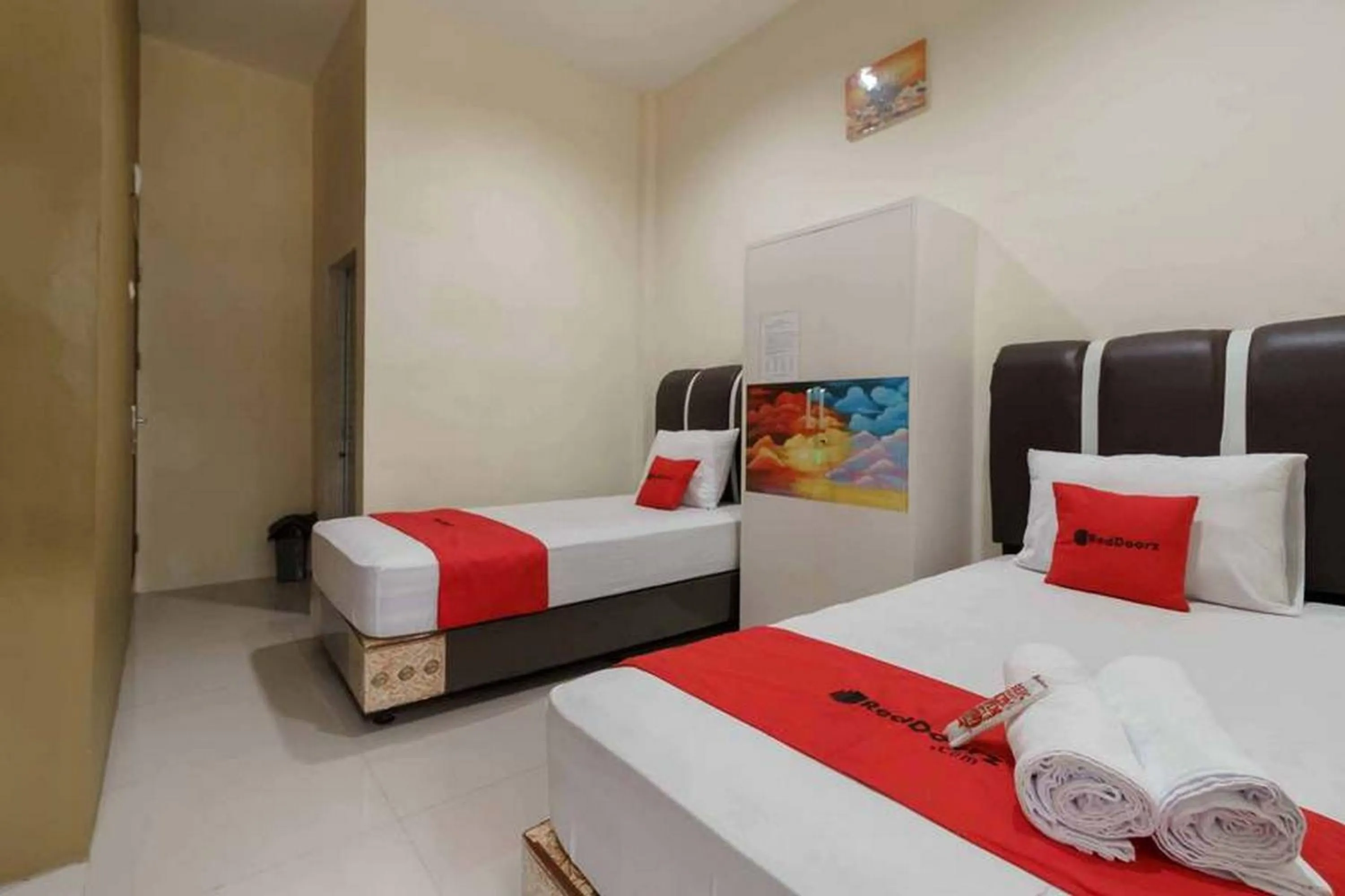 Bedroom, Bed in RedDoorz near RS Adam Malik Medan 2
