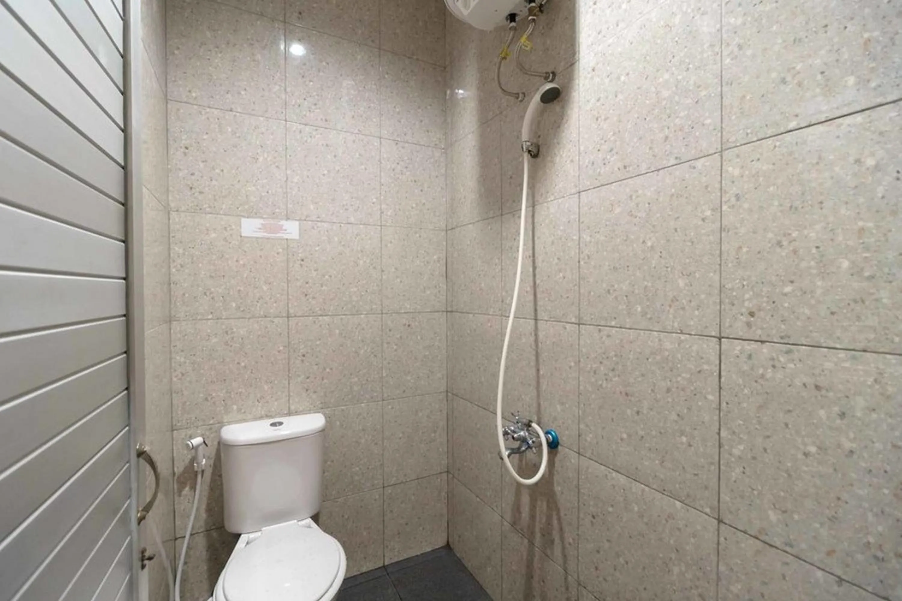 Bathroom in RedDoorz near RS Adam Malik Medan 2