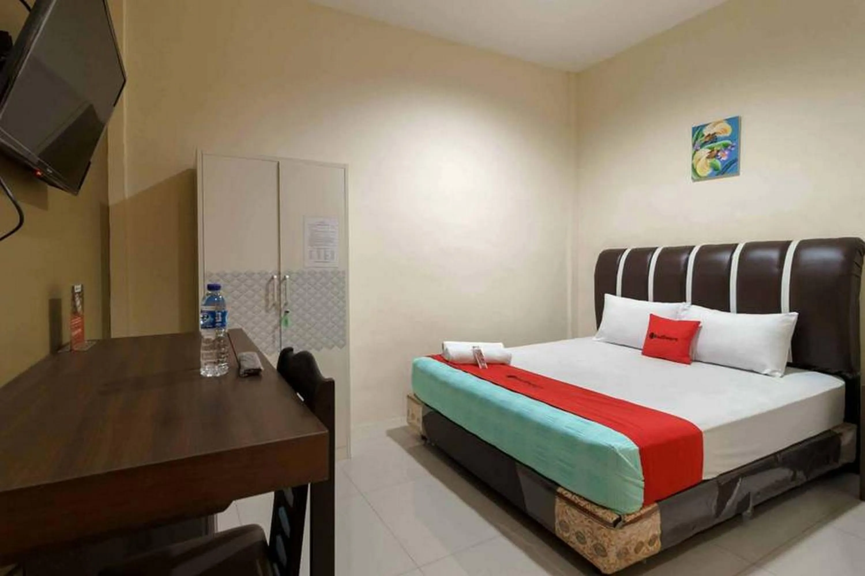 Bedroom, Bed in RedDoorz near RS Adam Malik Medan 2
