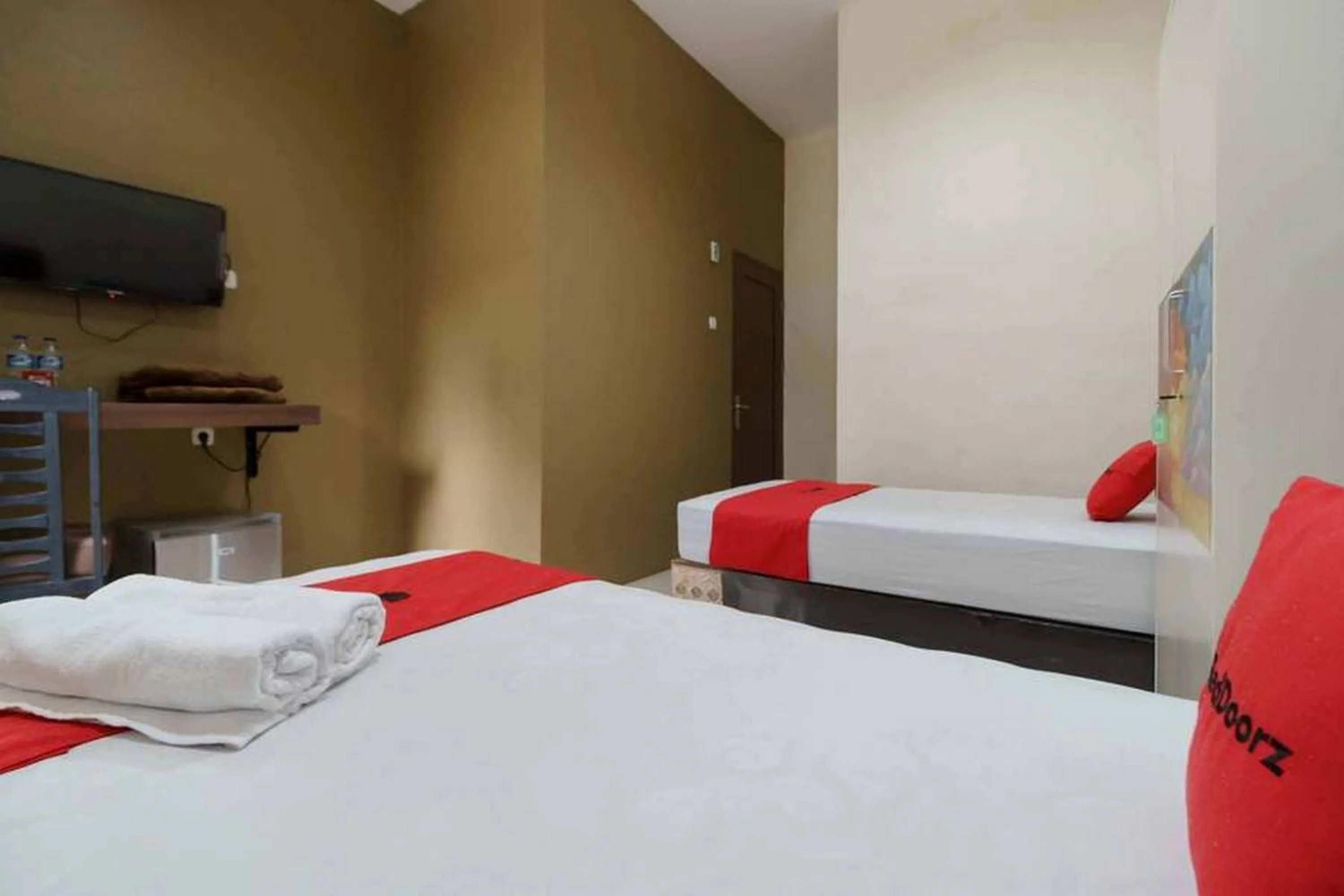 Property building, Bed in RedDoorz near RS Adam Malik Medan 2