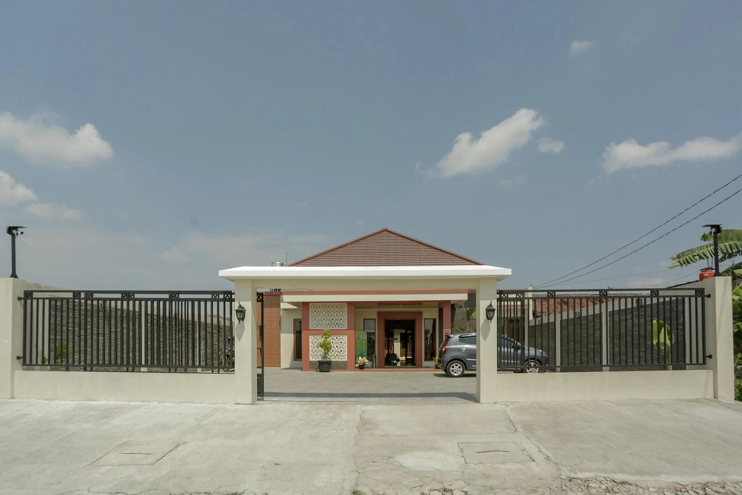 Facade/entrance in IDR Green Guest House Syariah Mitra RedDoorz