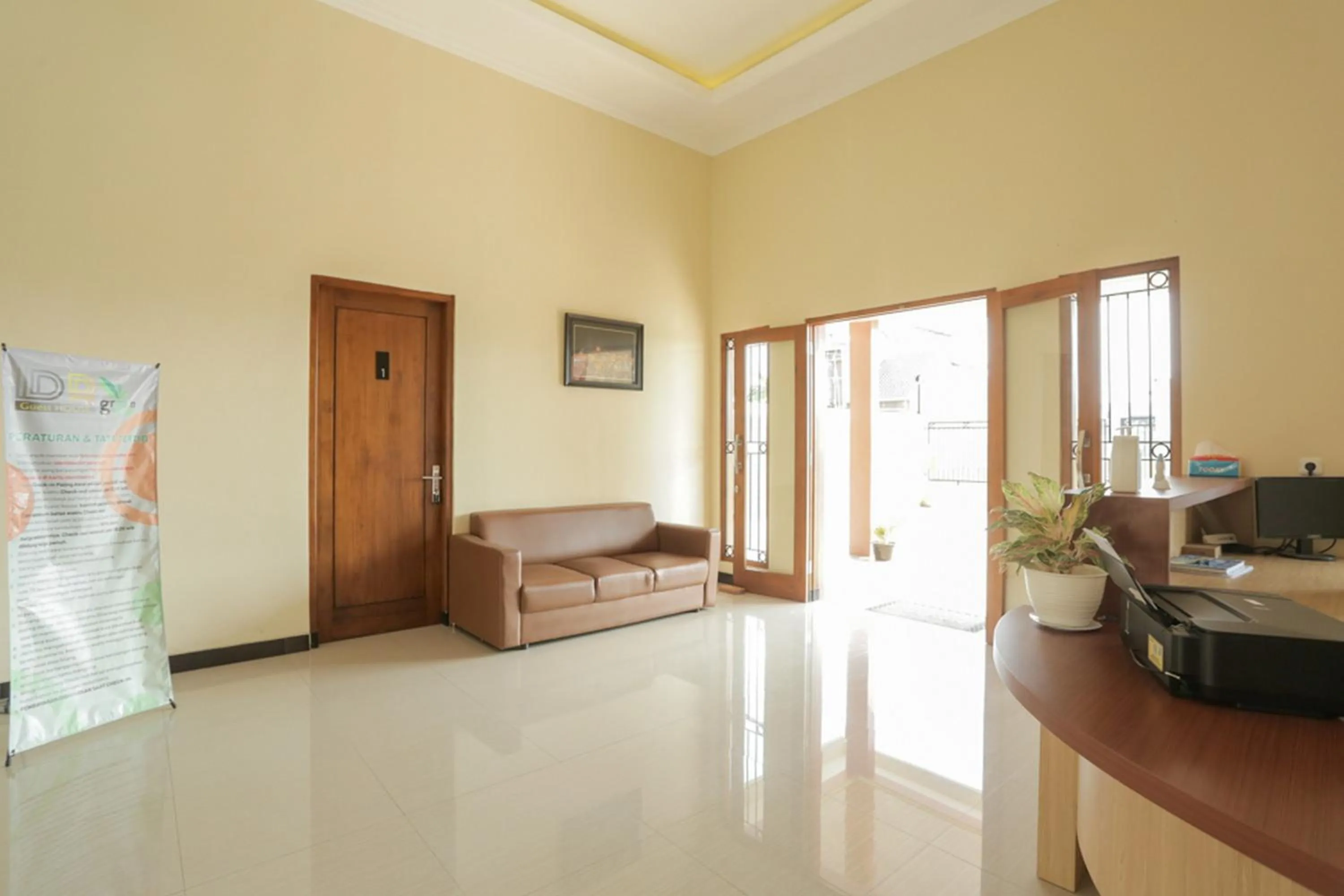 Seating area in IDR Green Guest House Syariah Mitra RedDoorz