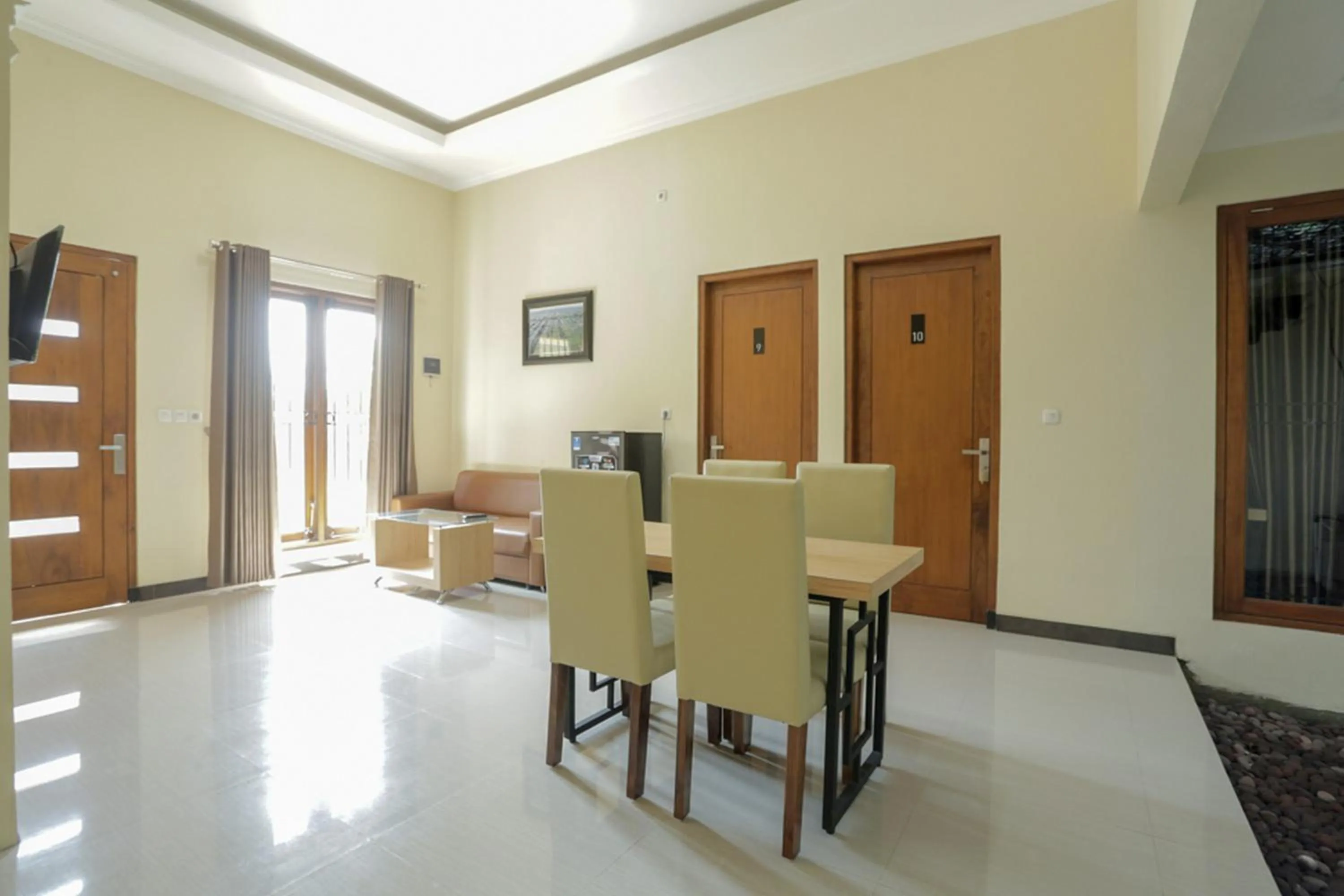 Seating area in IDR Green Guest House Syariah Mitra RedDoorz