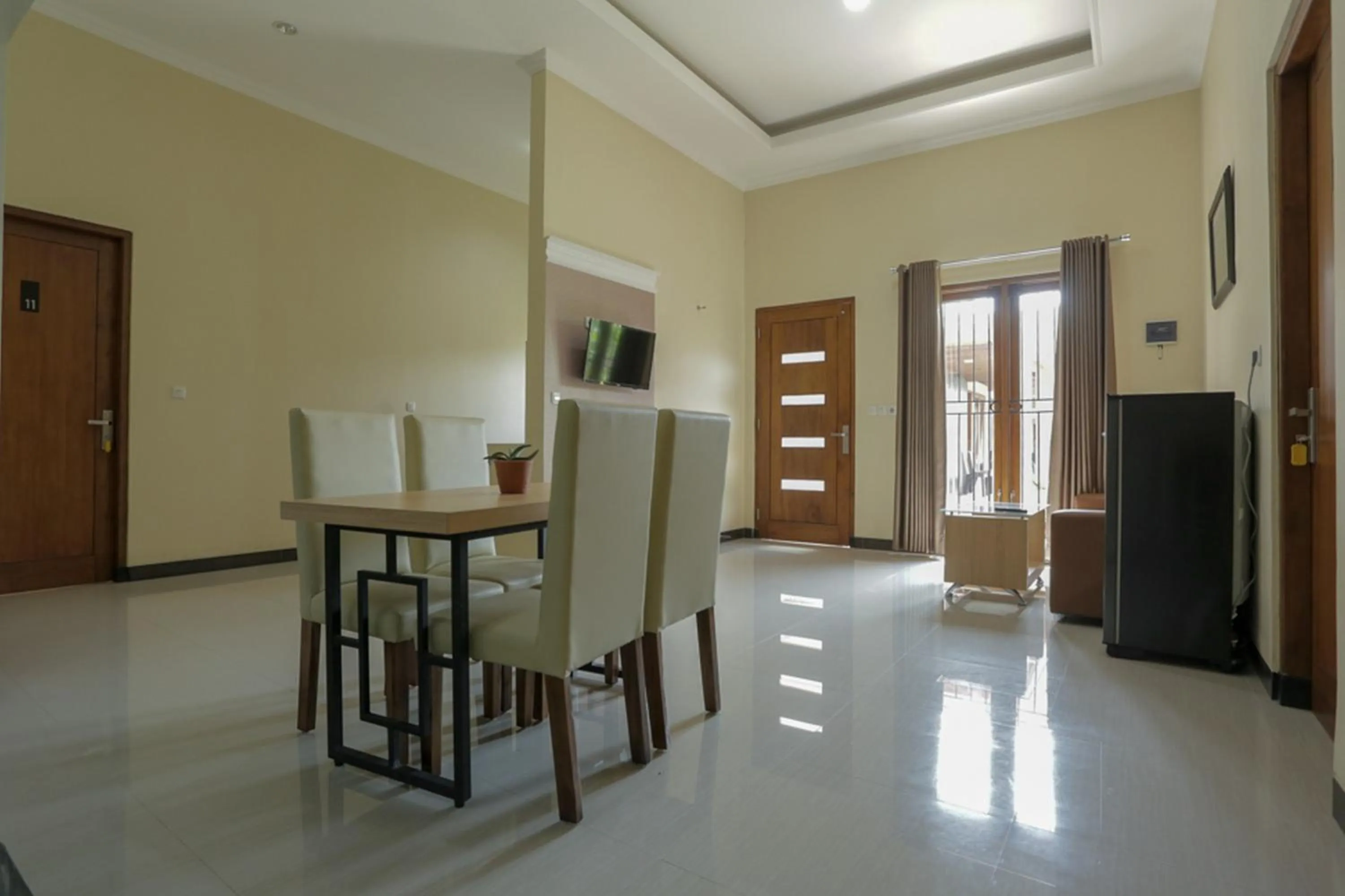 Seating area in IDR Green Guest House Syariah Mitra RedDoorz