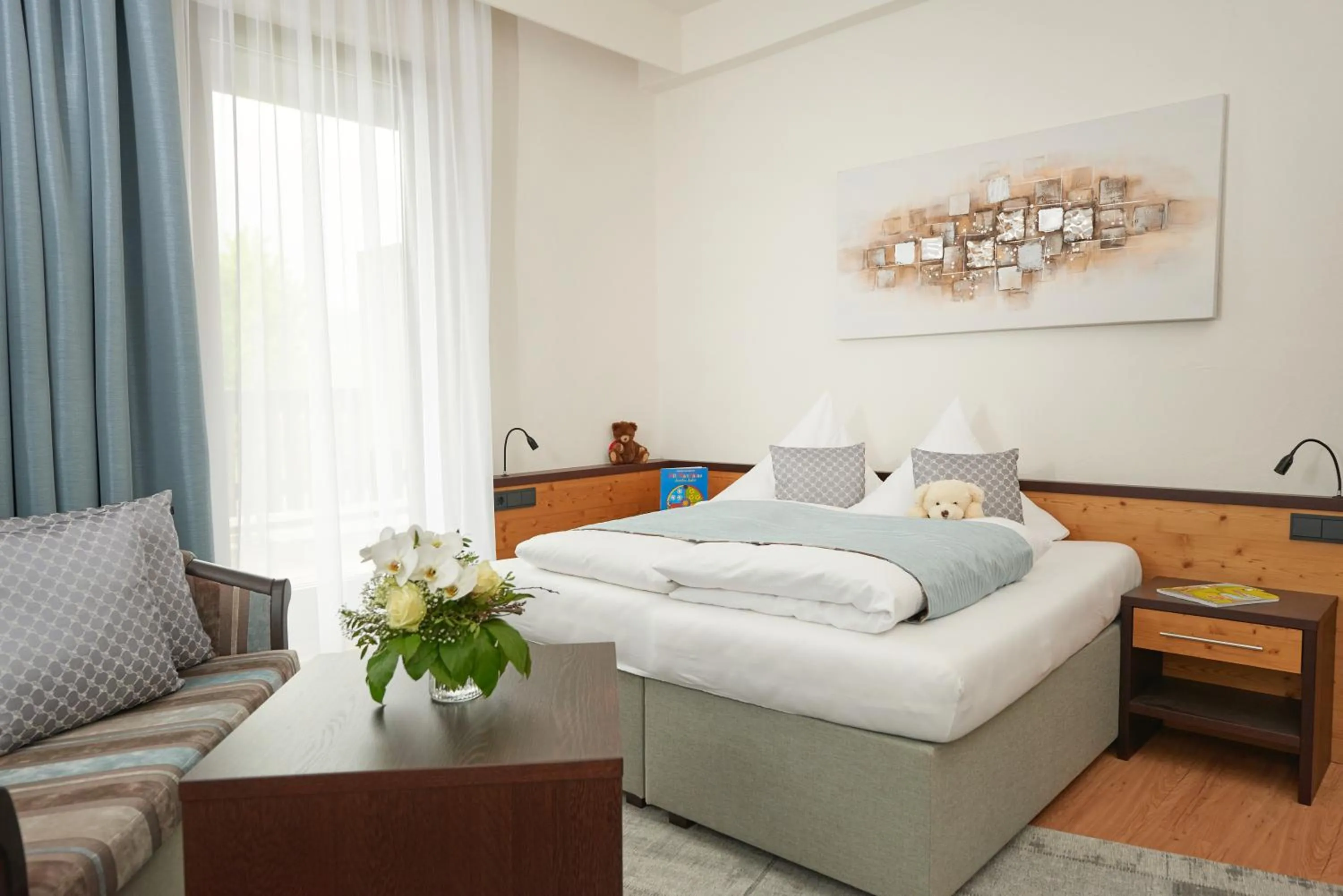 Photo of the whole room, Bed in Wittelsbacher Hof