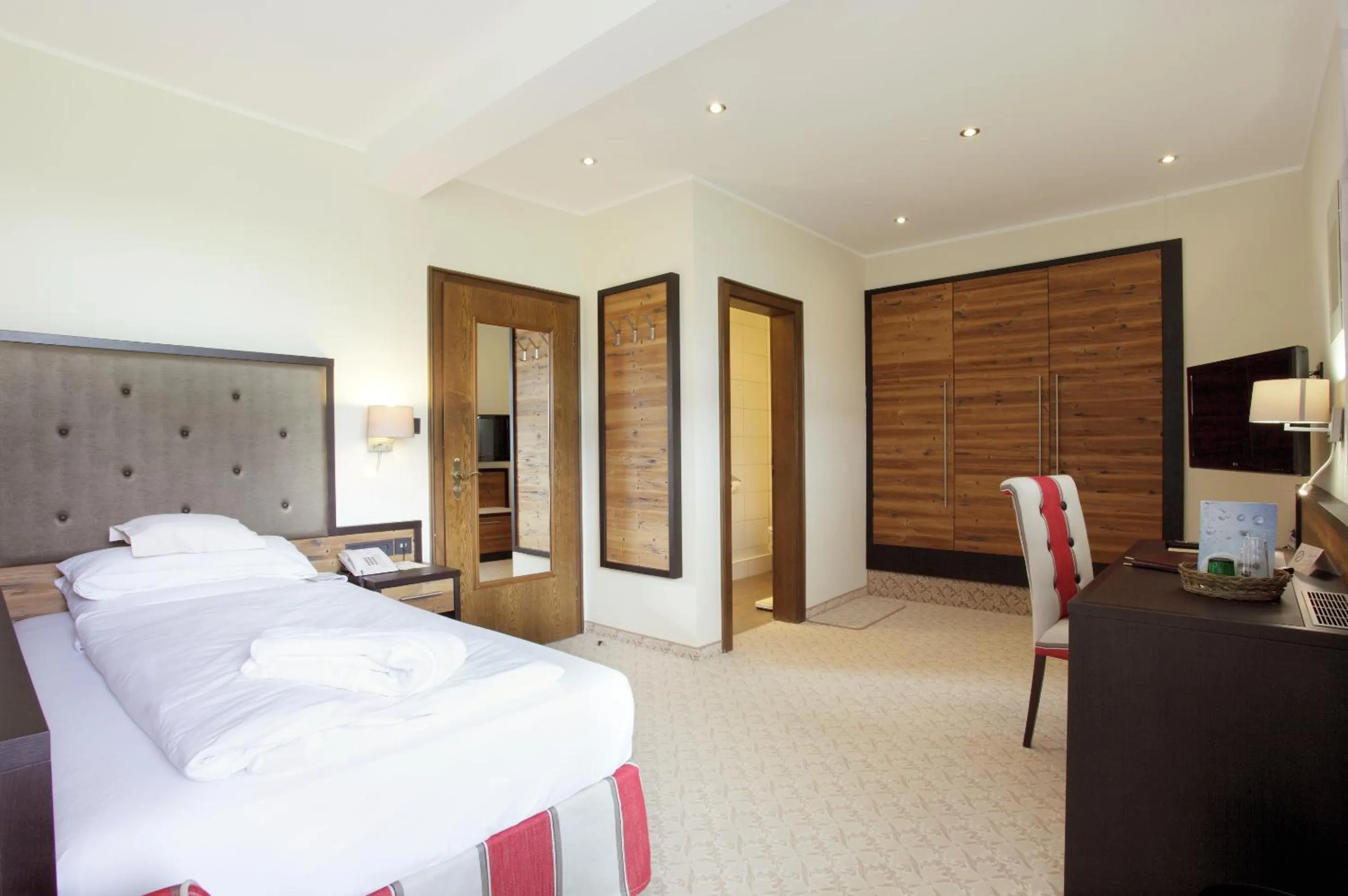 Photo of the whole room, Bed in Wittelsbacher Hof