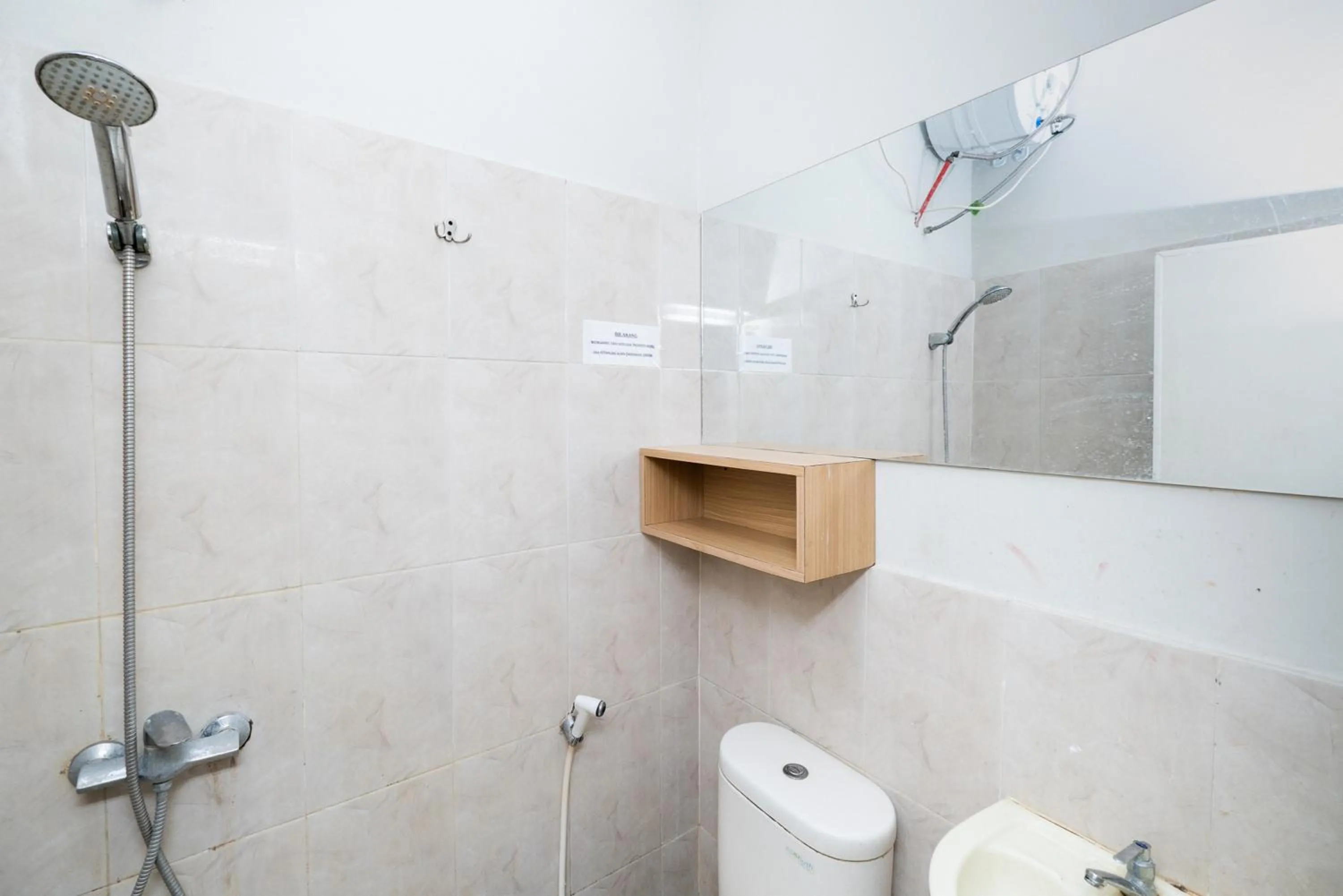 Bathroom in RedDoorz @ Darmo Surabaya