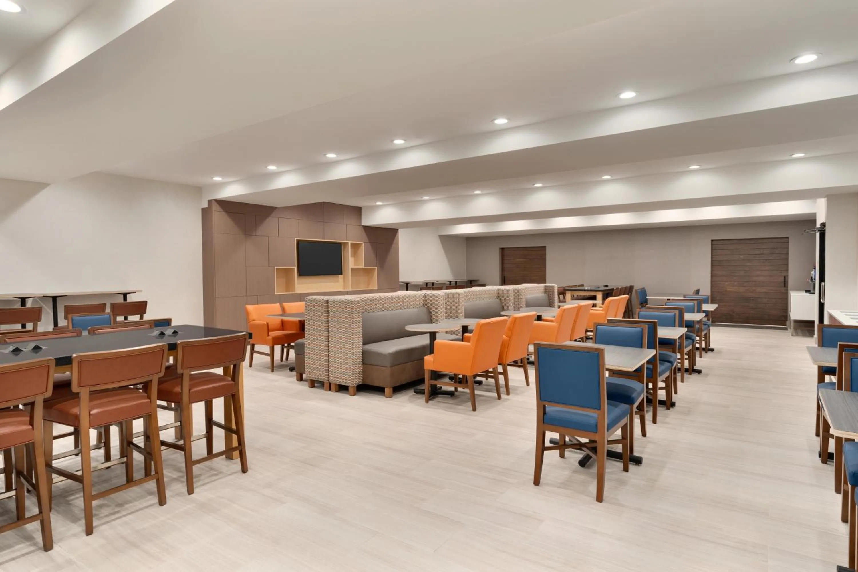 Breakfast in Holiday Inn Express - Jamaica - JFK AirTrain - NYC by IHG