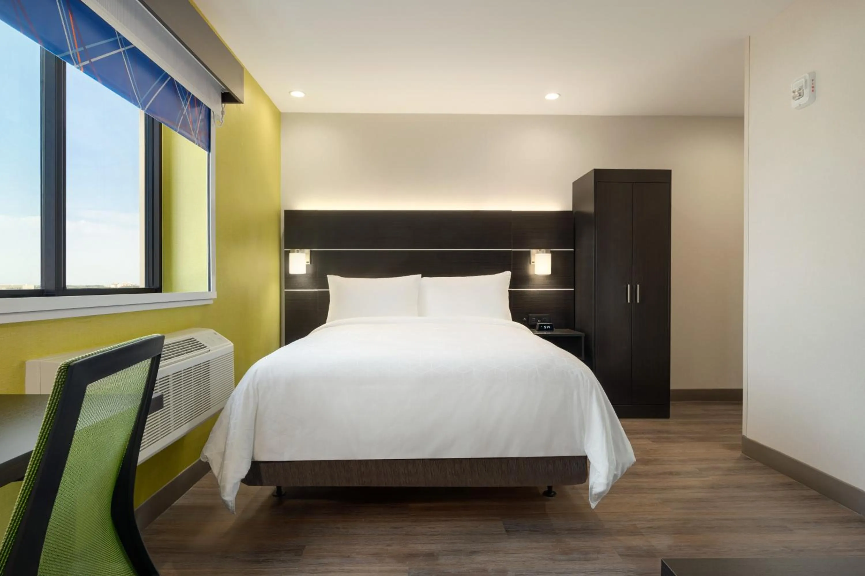 Photo of the whole room, Bed in Holiday Inn Express - Jamaica - JFK AirTrain - NYC by IHG