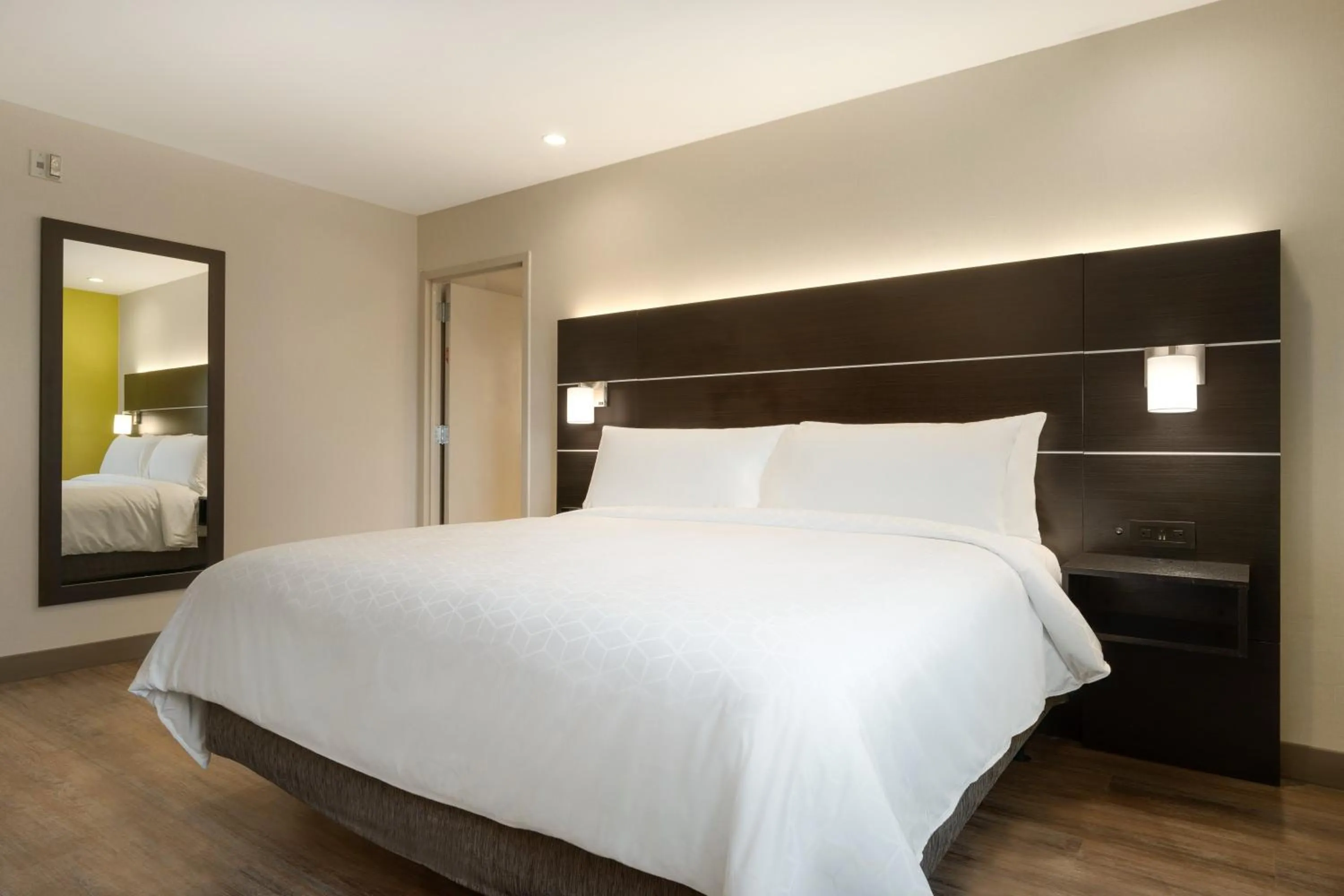 Photo of the whole room, Bed in Holiday Inn Express - Jamaica - JFK AirTrain - NYC by IHG