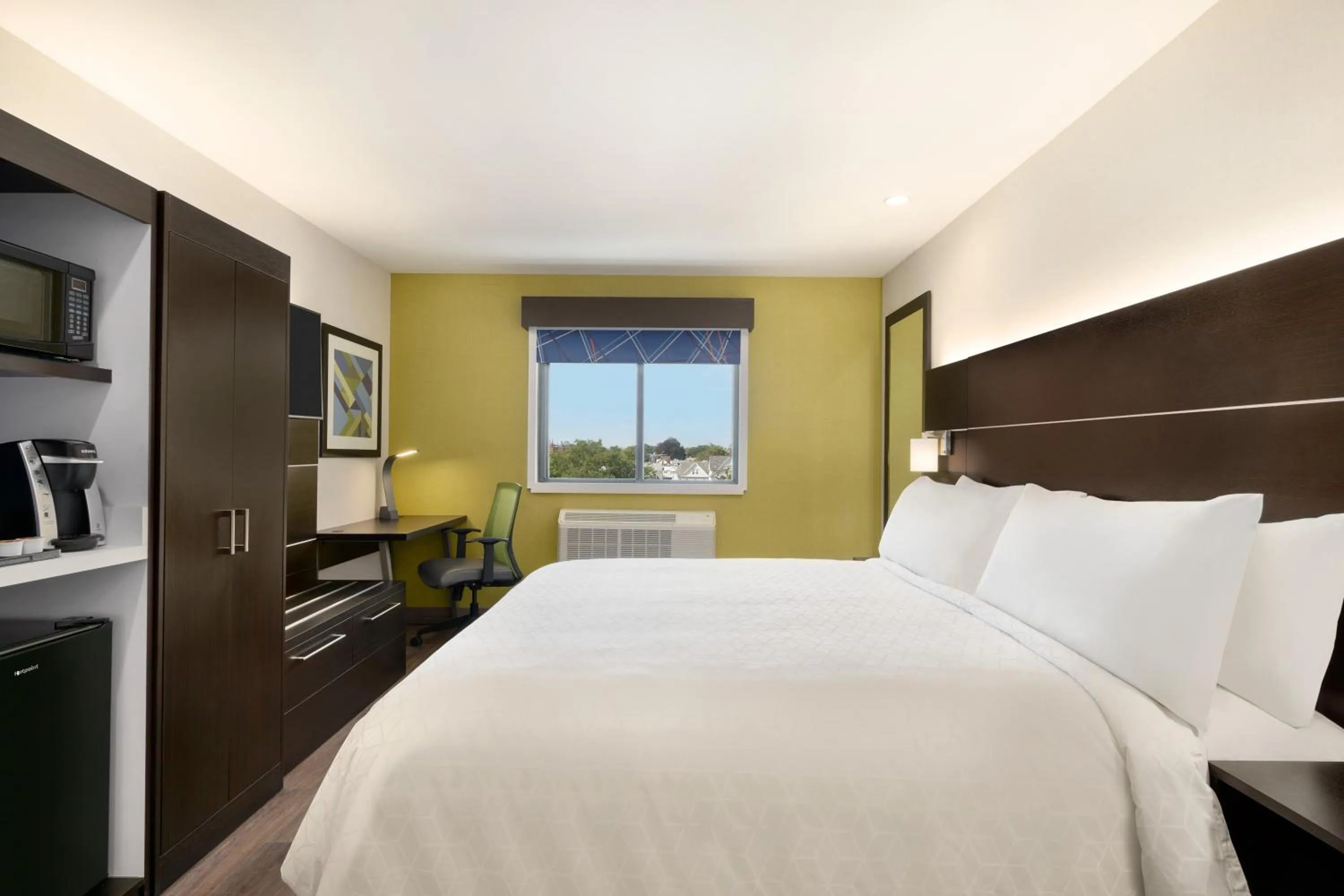 Photo of the whole room, Bed in Holiday Inn Express - Jamaica - JFK AirTrain - NYC by IHG