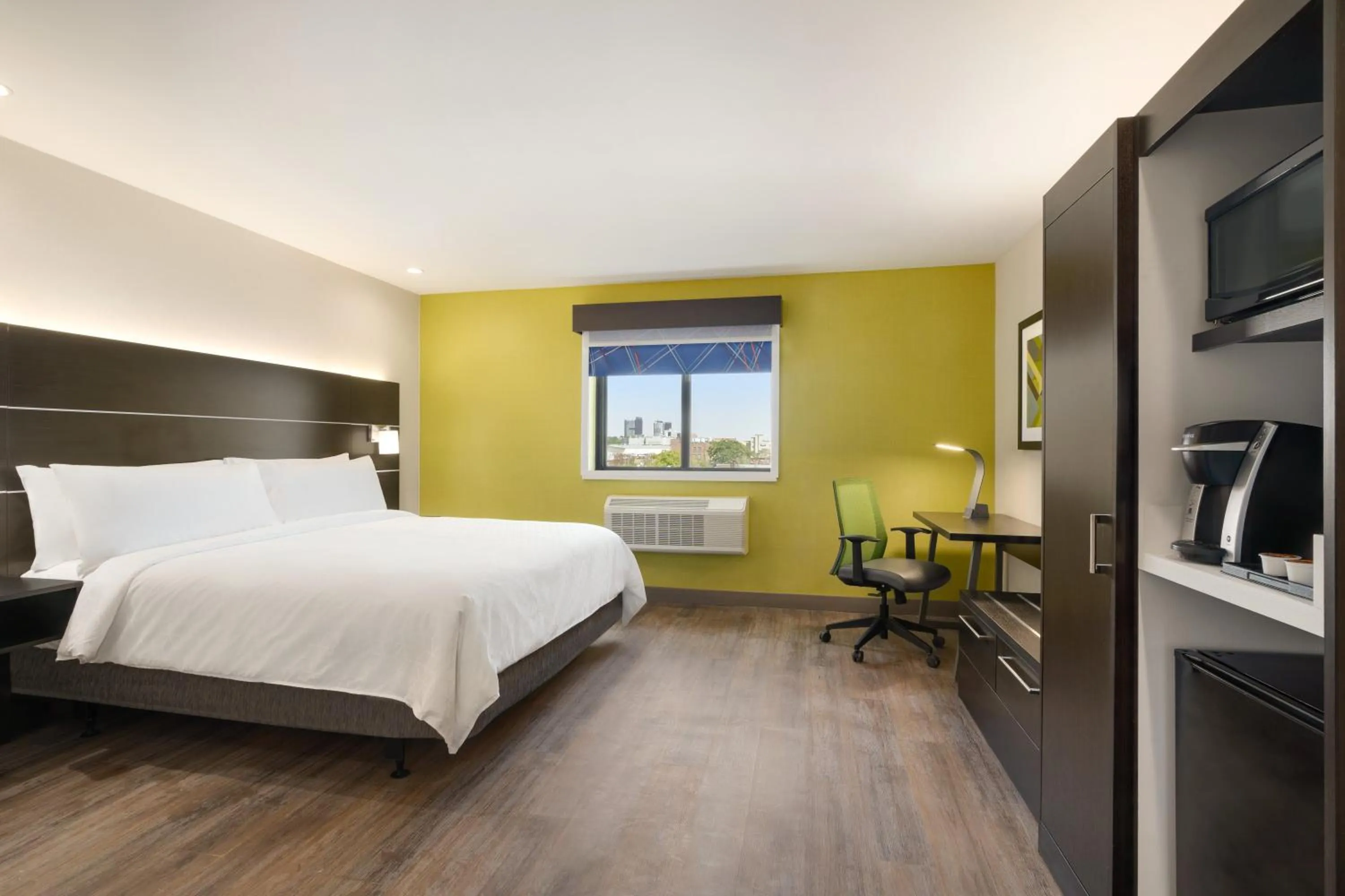 Photo of the whole room, Bed in Holiday Inn Express - Jamaica - JFK AirTrain - NYC by IHG