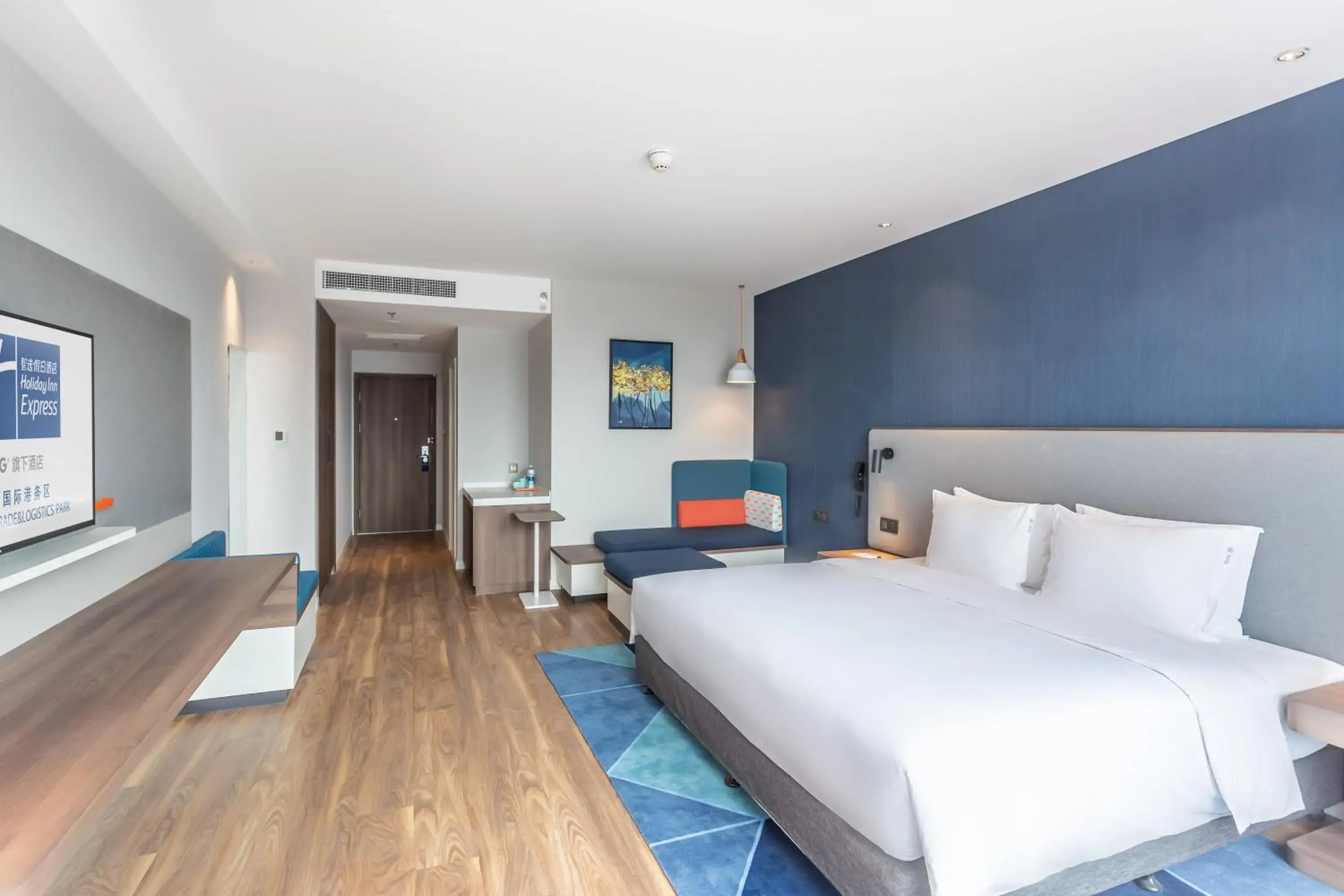 Standard King Room with City View in Holiday Inn Express Xi'an Intl Trade&Logistic Park by IHG Standard King Room with City View in Holiday Inn Express Xi'an Intl Trade&Logistic Park by IHG