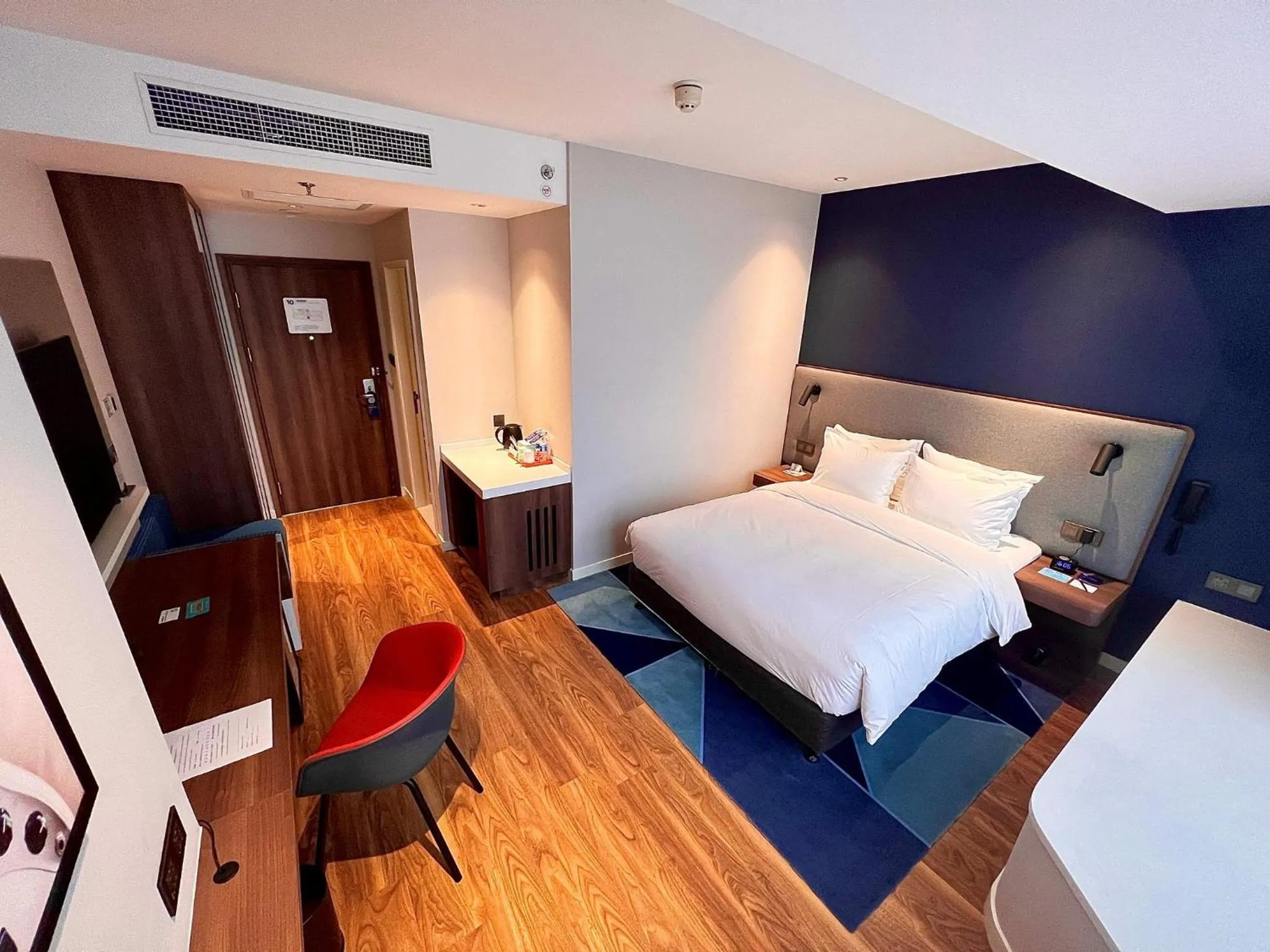 Photo of the whole room, Bed in Holiday Inn Express Xi'an Intl Trade&Logistic Park by IHG