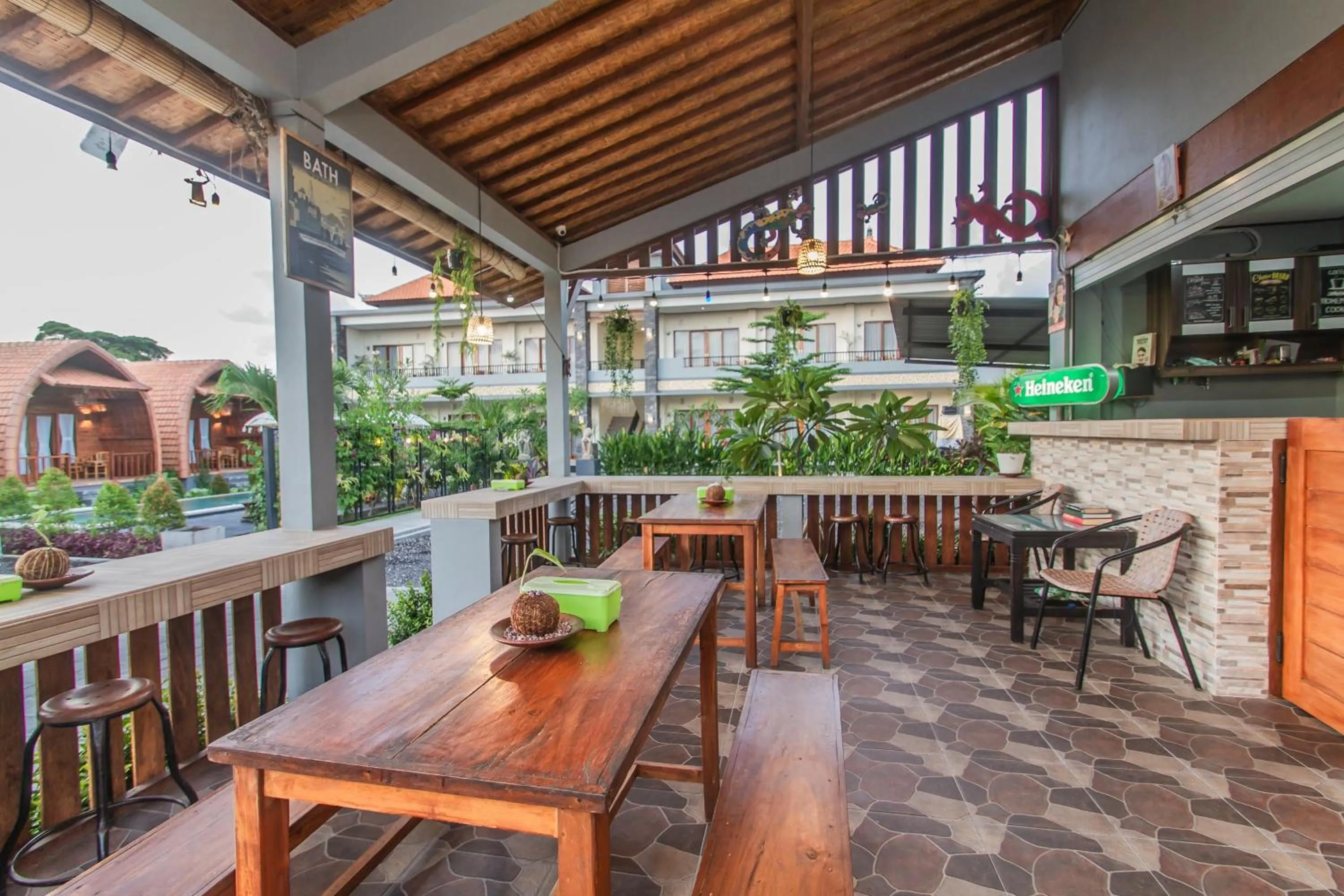 Restaurant/places to eat in Mailaku House